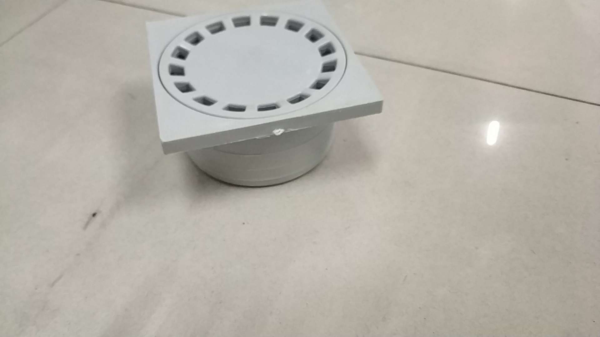 Household plastic floor drains, in various sizes and models undefined