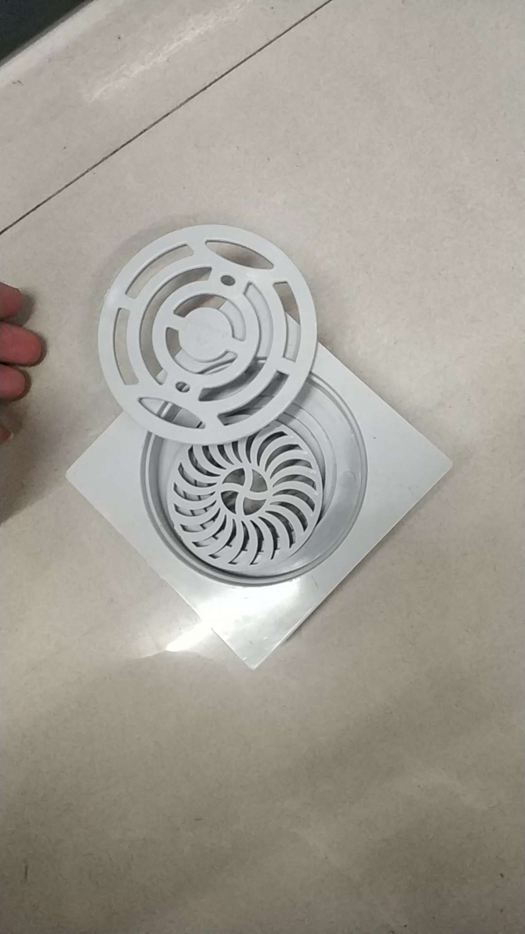 Household plastic floor drains, in various sizes and models undefined