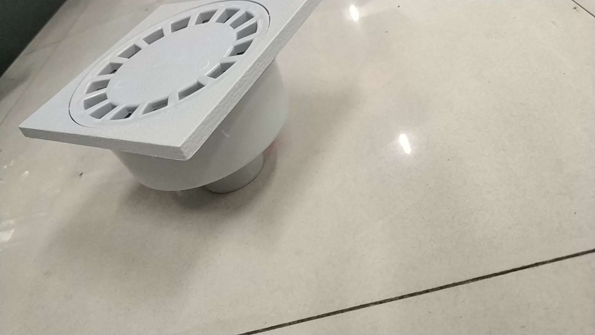 Household plastic floor drains, in various sizes and models undefined