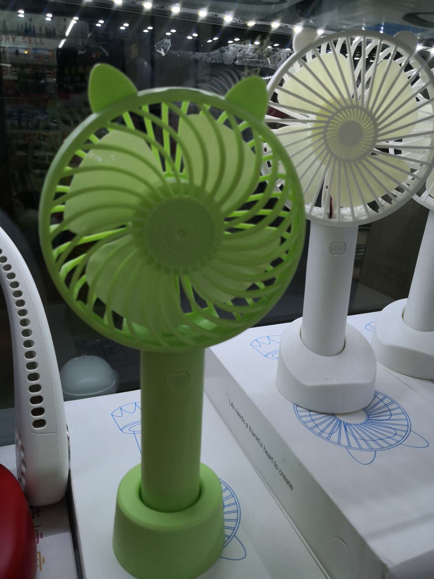 手持小风扇小型usb充电池两用学生便捷式静音办公室桌上面宿舍床上家用户外大风力迷你儿童手
拿握电风扇