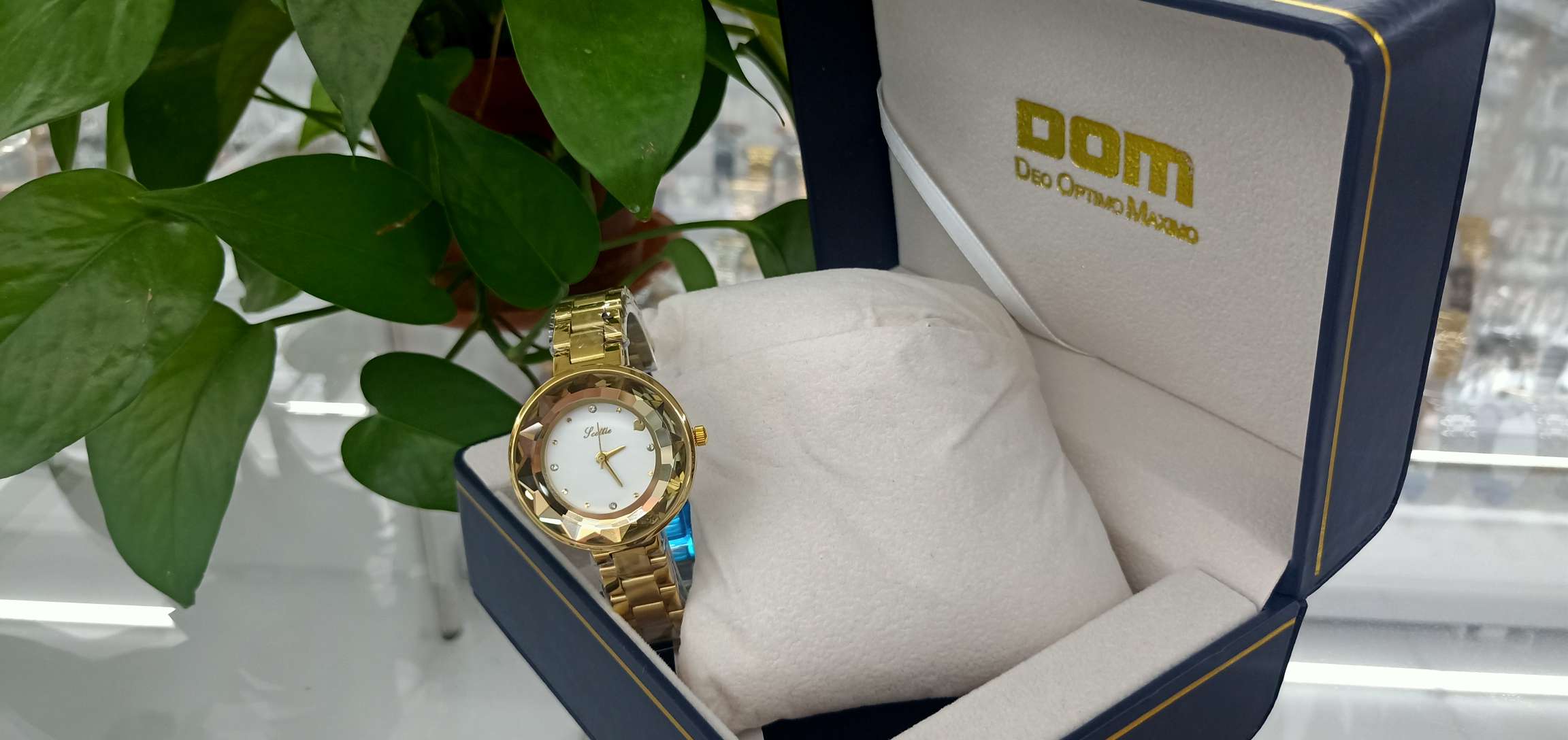 Exquisite and classic diamond-encrusted landscape style fashionable and elegant watch