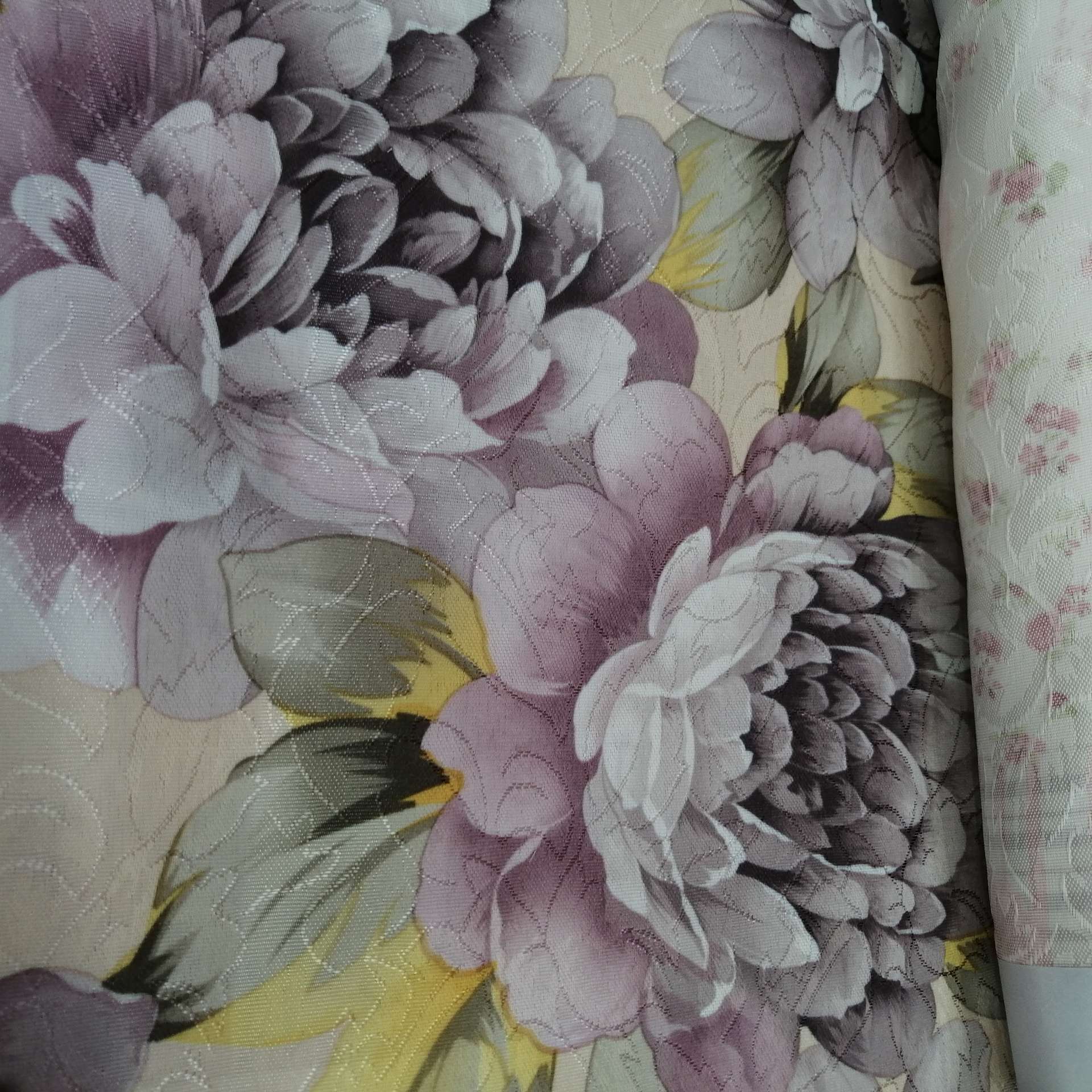Printed jacquard idyllic tablecloth with small floral prints thumbnail