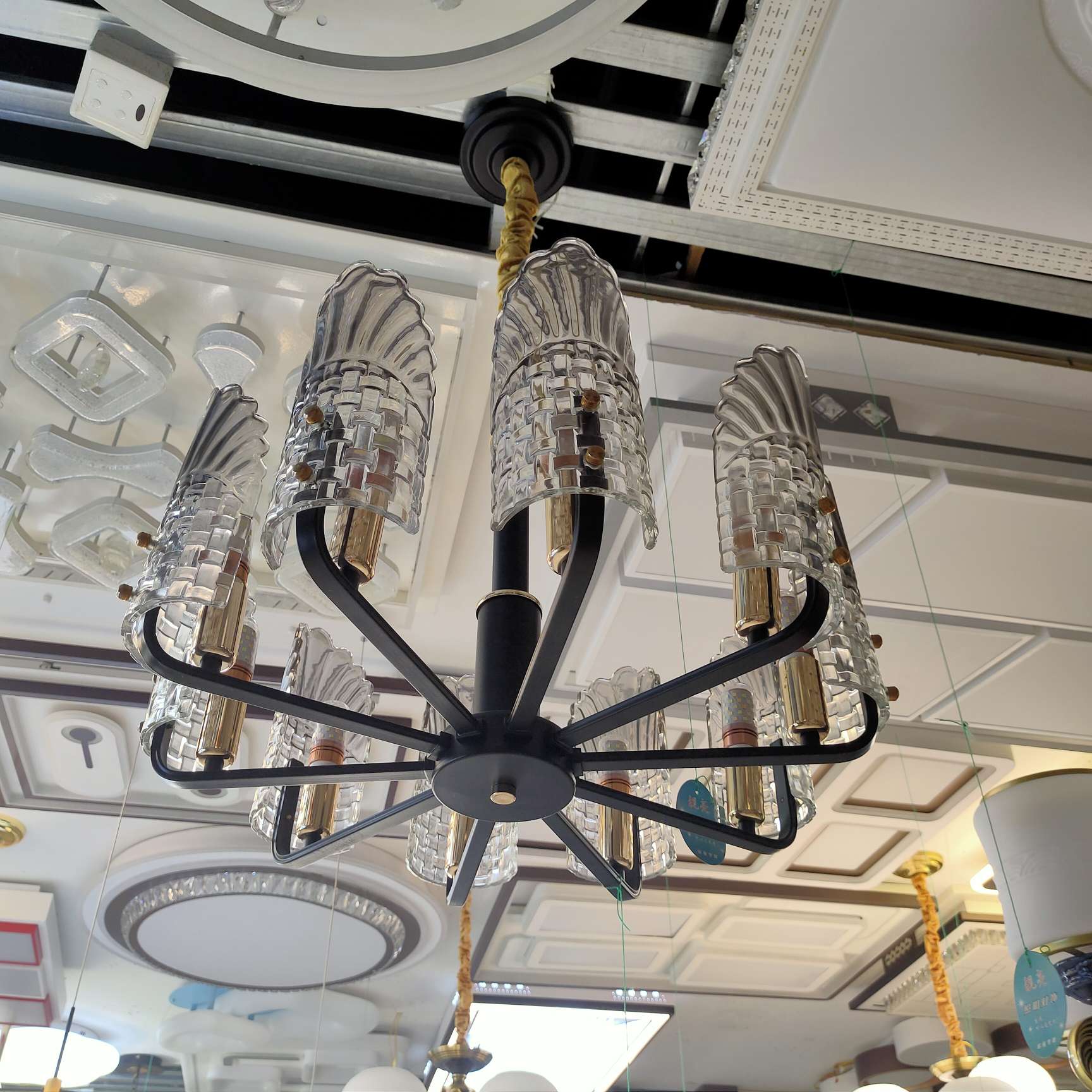 The Nordic living room chandelier is grand, simple and modern. The dining room lamp is grand, light and luxurious. The three-bedroom and two-living-room lighting package combination. The bedroom lamp is grand