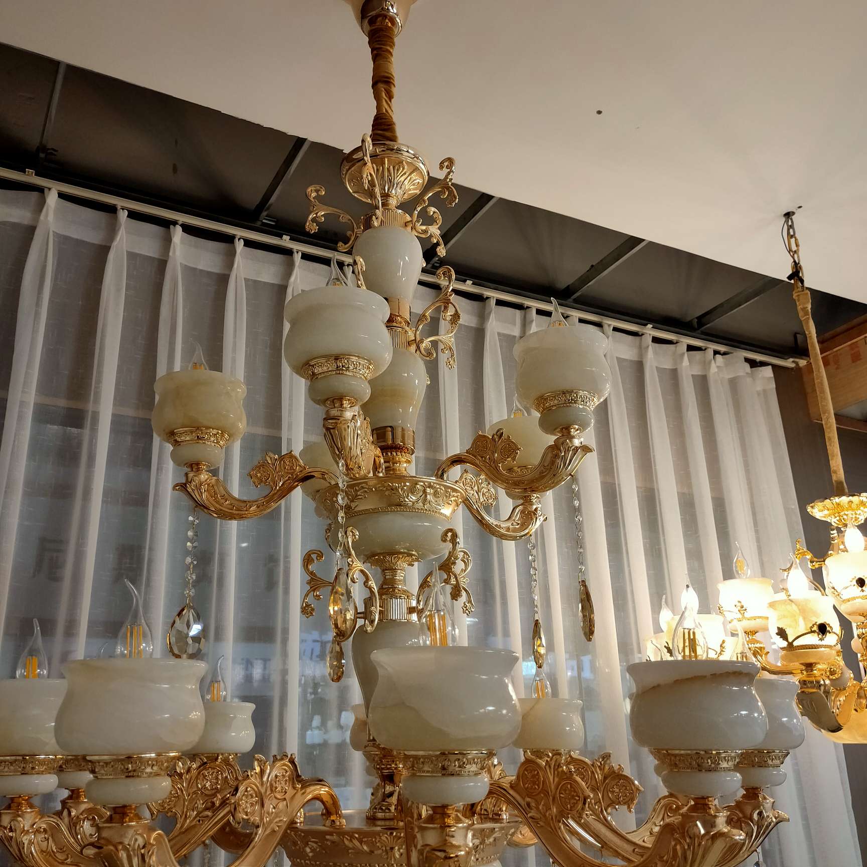 European-style luxurious crystal chandeliers for living rooms, bedrooms, dining rooms, beauty salons, and creative hotels Application Scenario