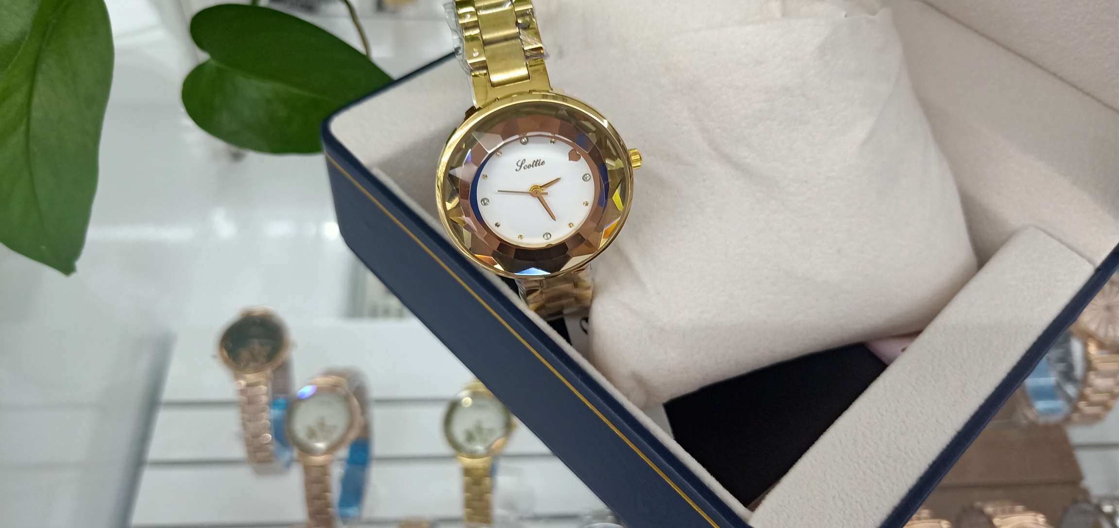 Exquisite and classic diamond-encrusted landscape style fashionable and elegant watch Specification image