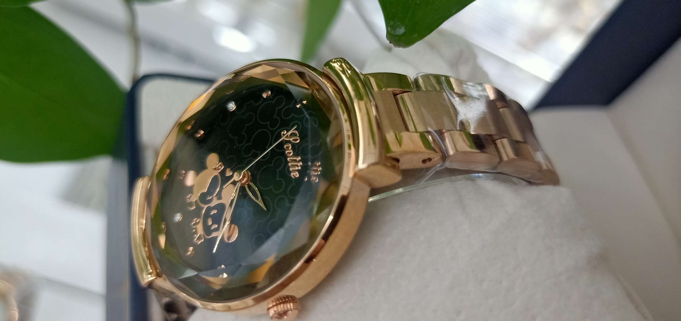 Trendy and fashionable black pattern diamond-encrusted Mickey Mouse watch Specification image