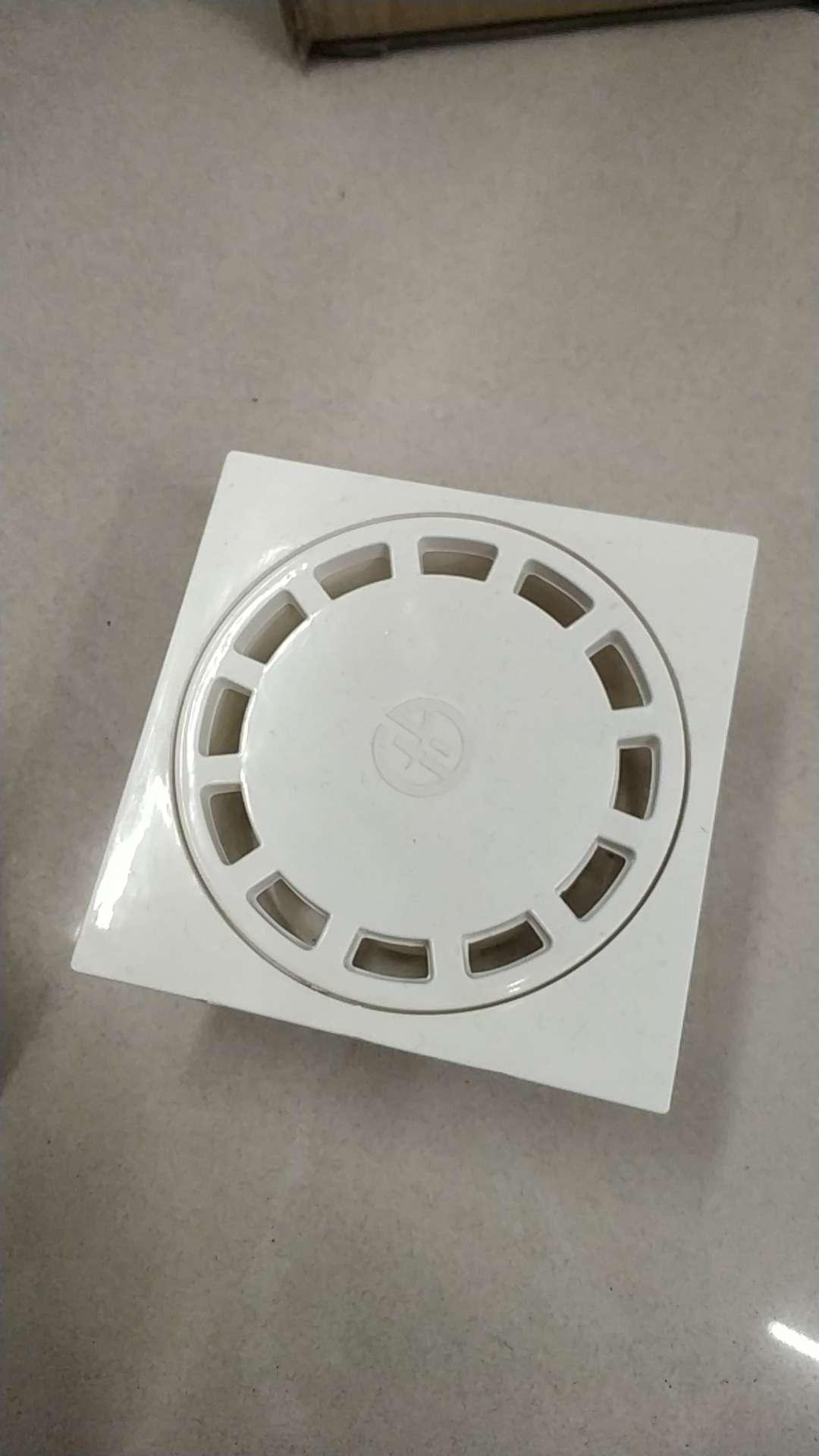 Household plastic floor drains, in various sizes and models undefined