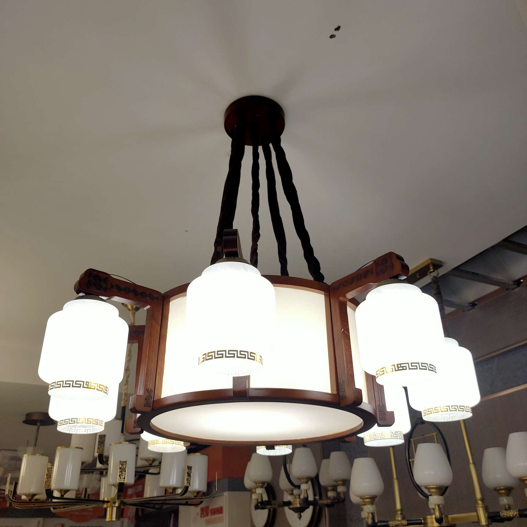 The new Chinese-style living room chandelier, bedroom and dining room lighting fixtures are retro and grand
