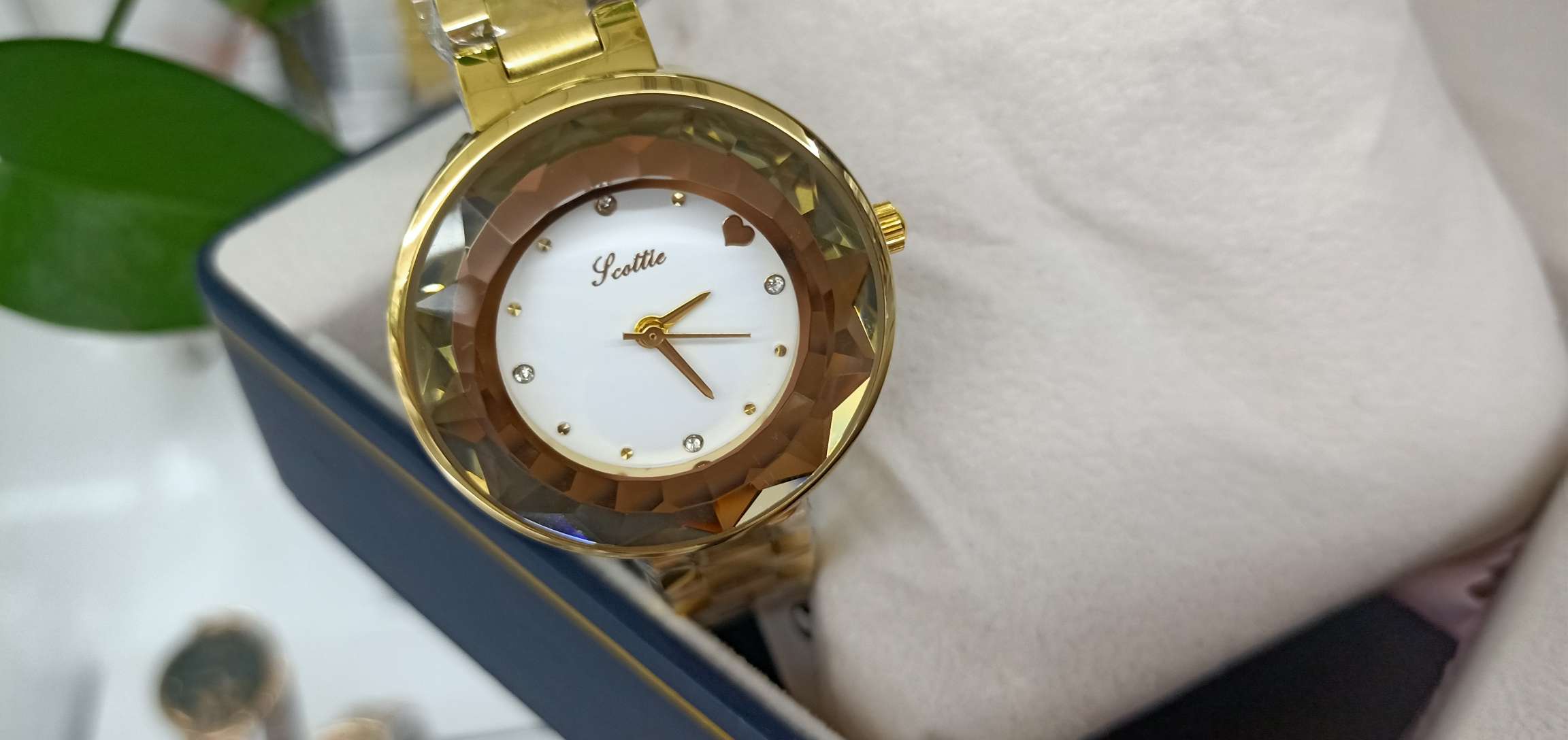 Exquisite and classic diamond-encrusted landscape style fashionable and elegant watch details Picture