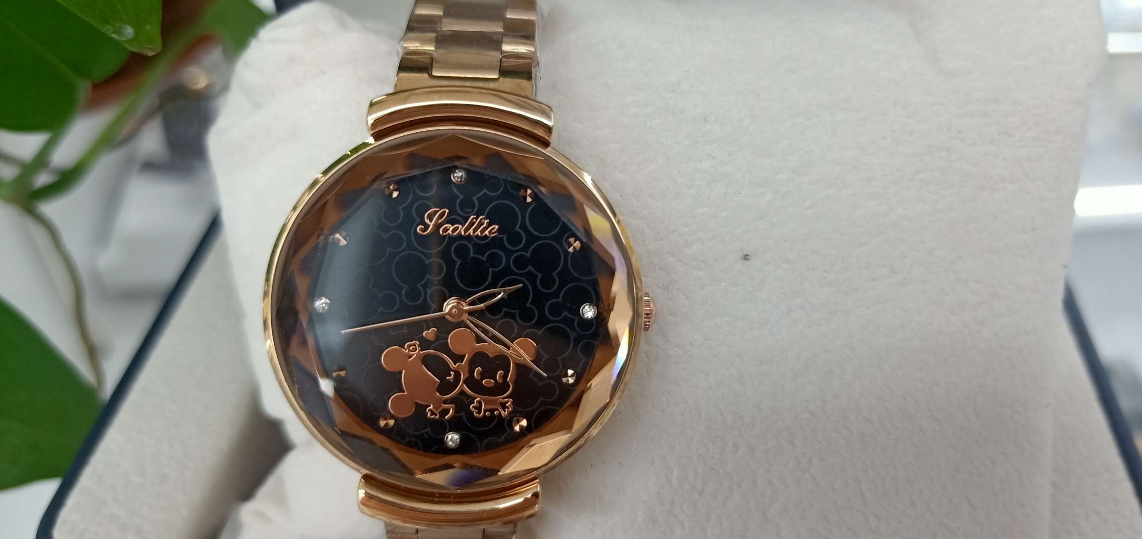 Trendy and fashionable black pattern diamond-encrusted Mickey Mouse watch details Picture