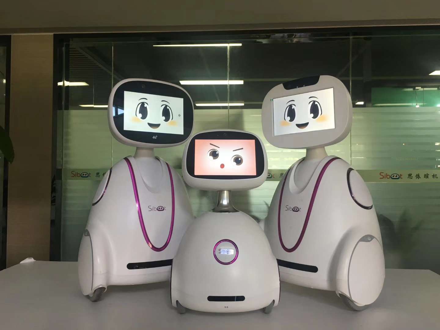 思依暄小暄一号机器人智能家庭陪伴教育学习安防监控小管家小喧 小暄一号机器人，前台管理机器人白底实物图