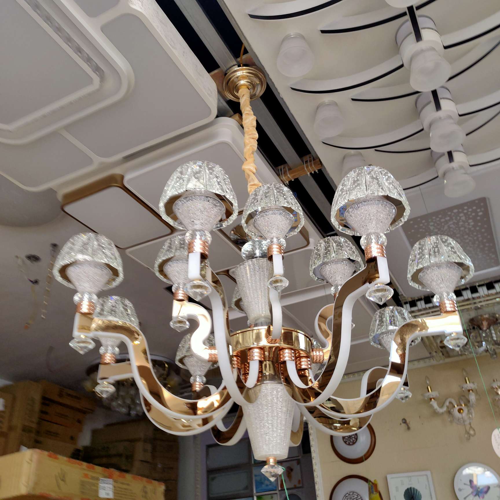 The Nordic living room chandelier is grand, simple and modern. The dining room lamp is grand, light and luxurious. The three-bedroom and two-living-room lighting package combination bedroom lamp
