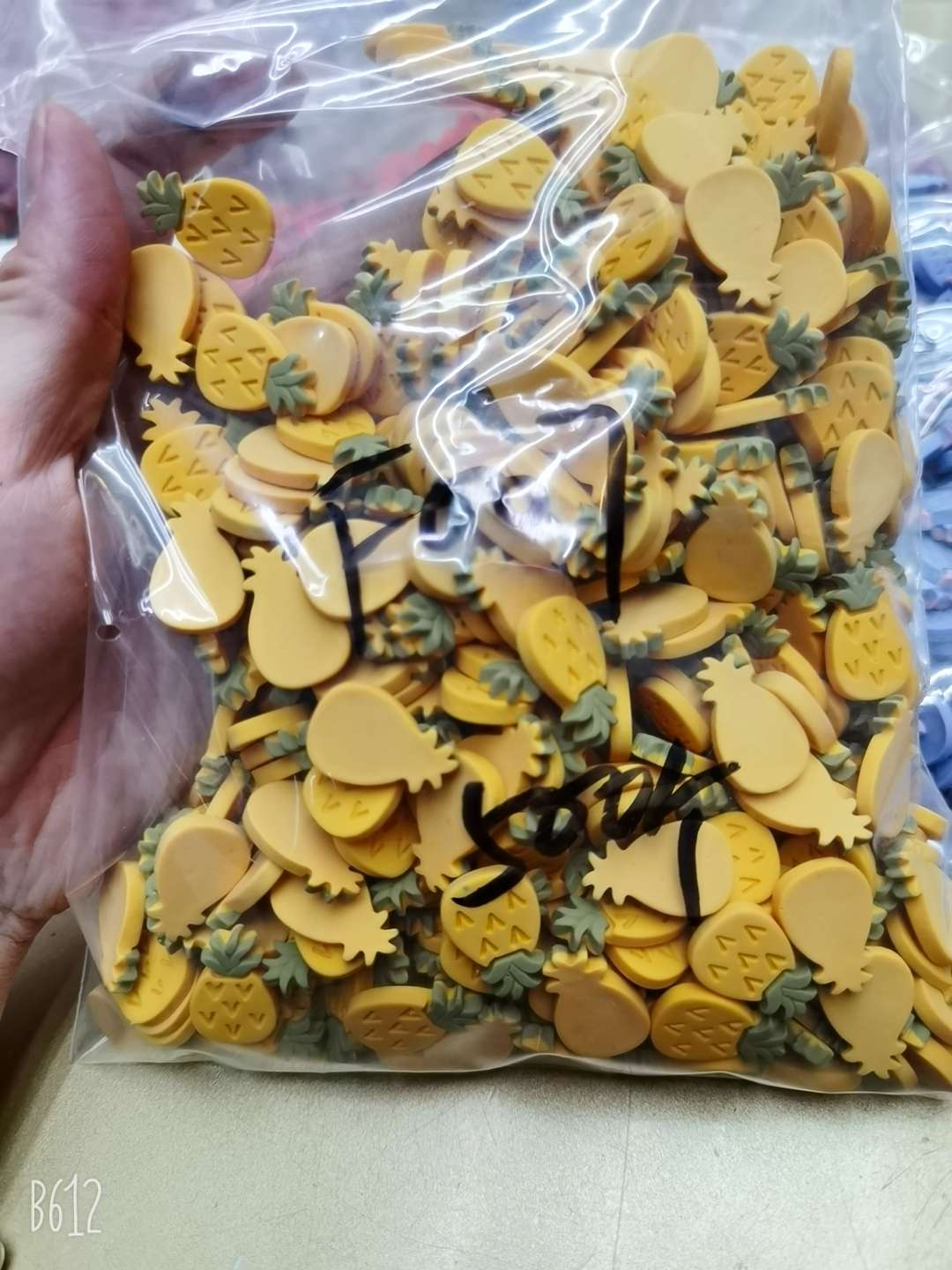 Resin pineapple F007 cartoon fruit dumpling plate Douyin Bestseller diy hairpin Water cup sticker cream glue phone case resin accessories Item Picture