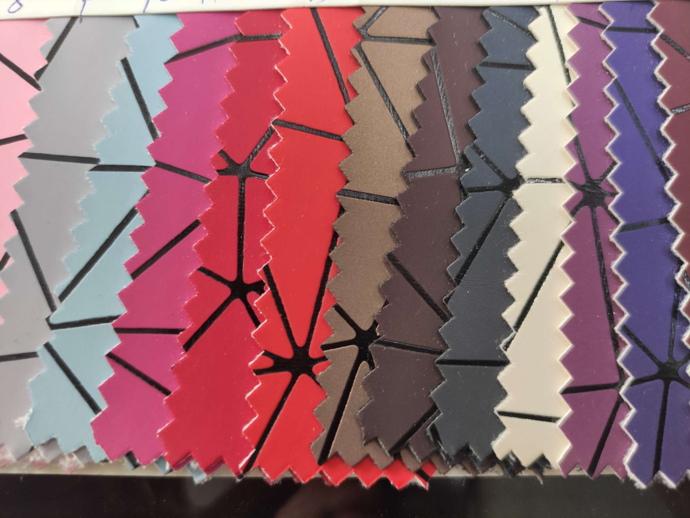 Triangle Network offers a large quantity of high, medium and low-grade leather fabrics in stock, direct sales from the manufacturer, and popular new styles Specification image
