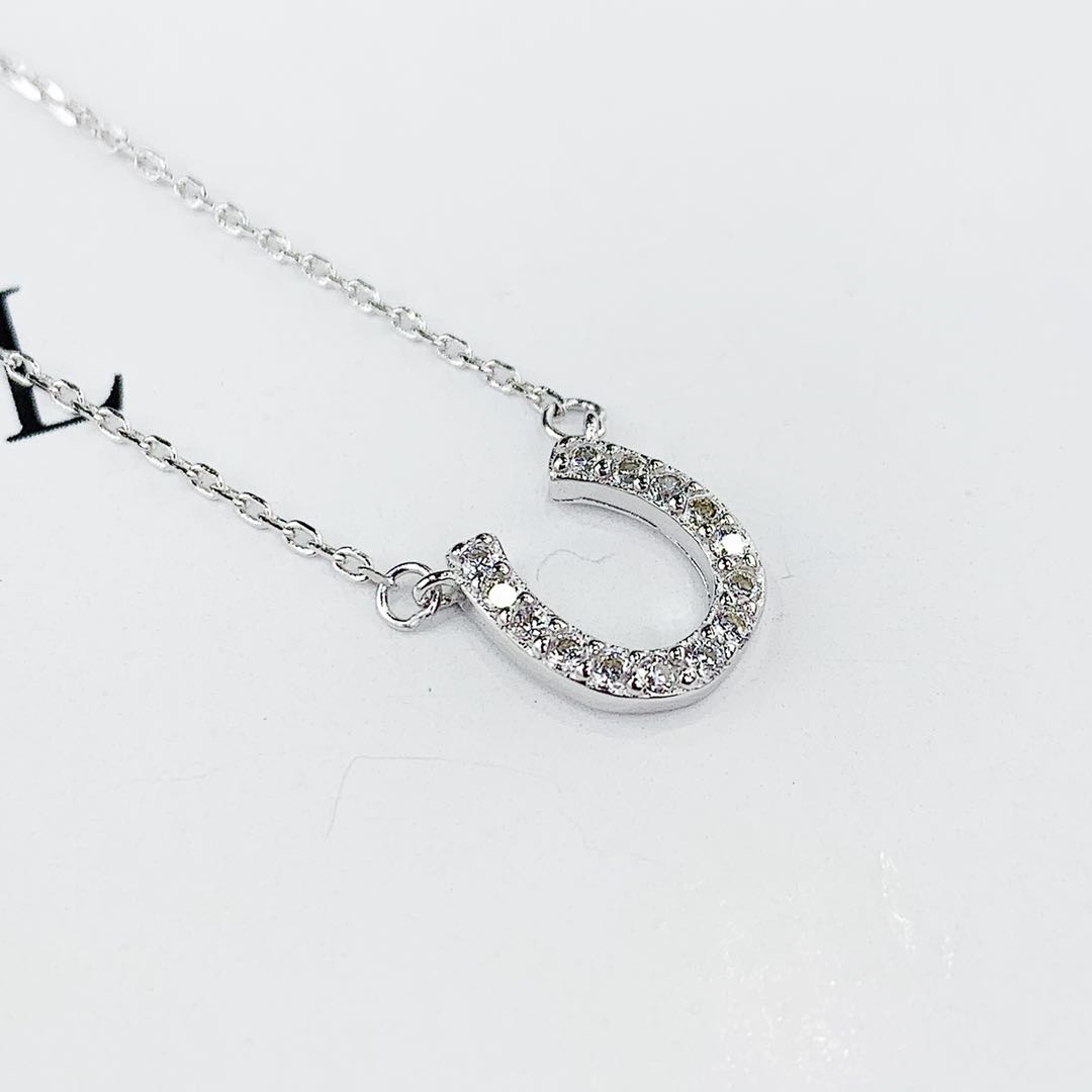 The s925 silver micro-inlaid diamond U-shaped necklace does not fade and does not cause allergies undefined
