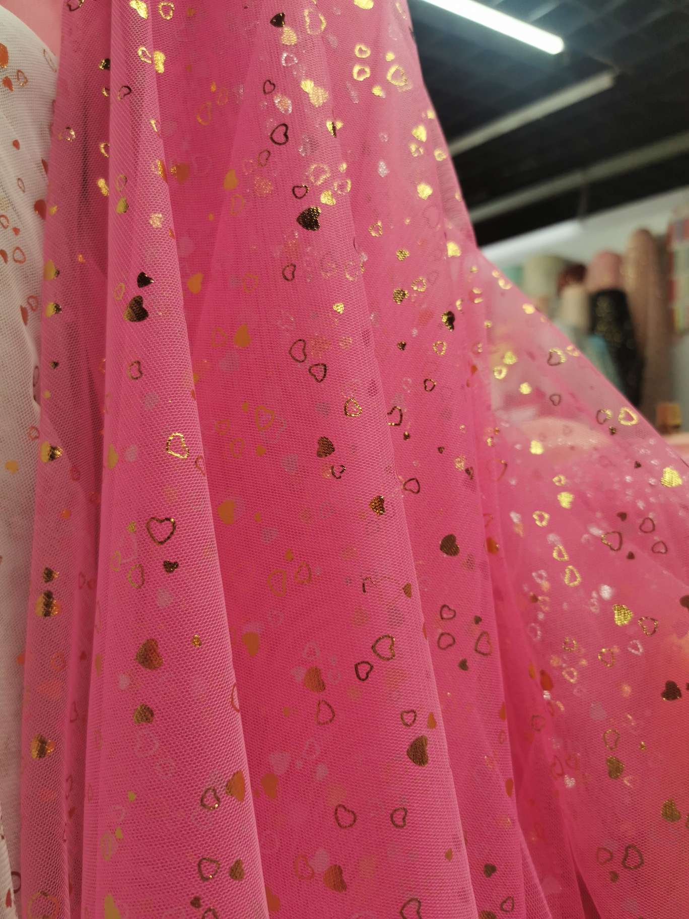 婚纱网纱金色爱心网纱头饰服装背景图片