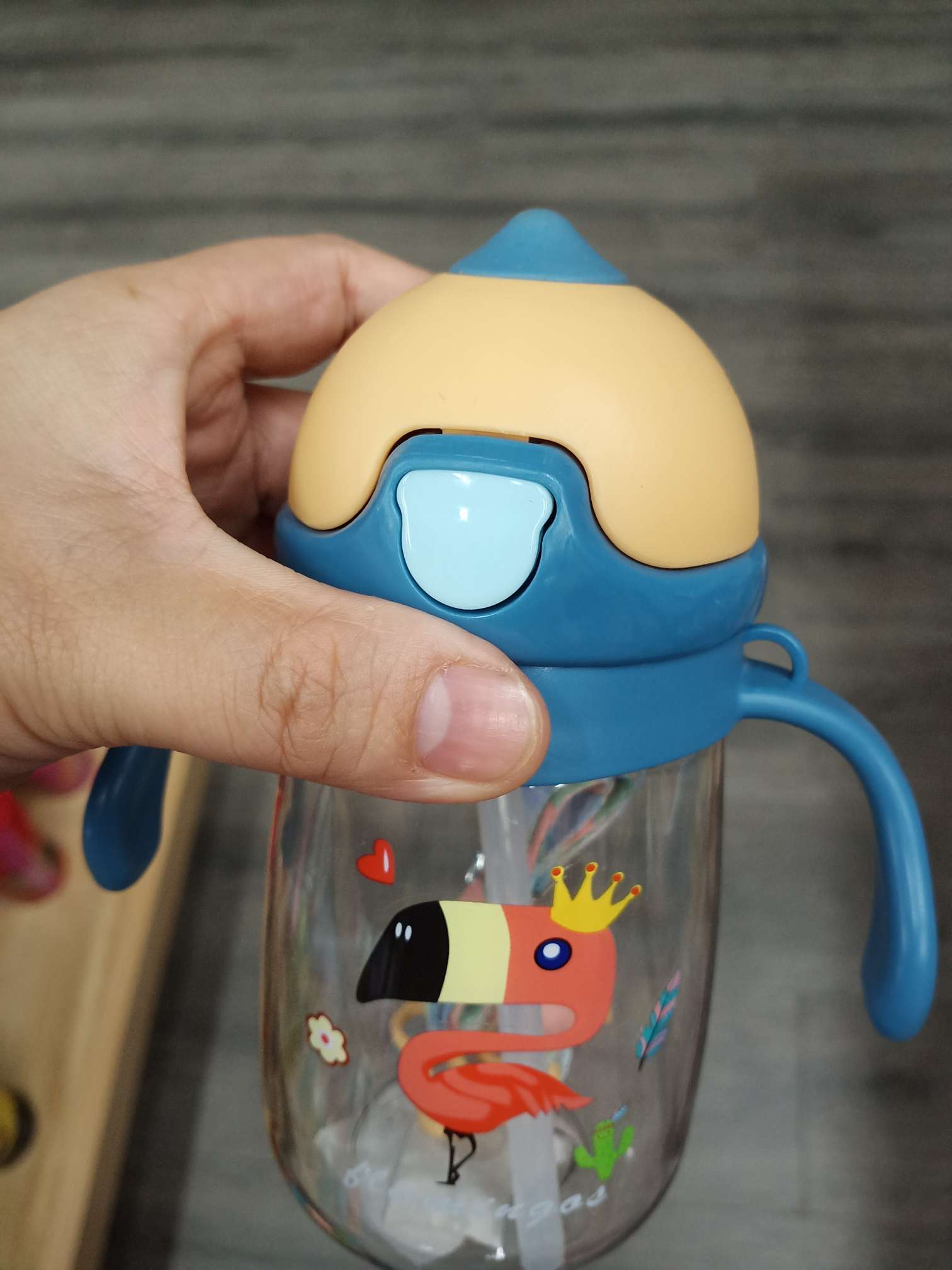 Children's cartoon shape environmental protection plastic water cup features handle pattern water cup full figure
