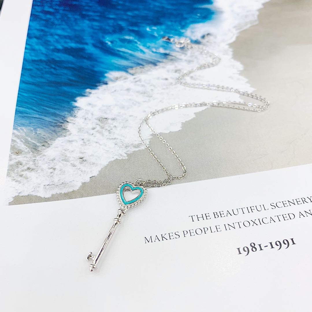 The s925 silver heart-shaped key features an oil-dripping process that does not fade or cause allergies details Picture
