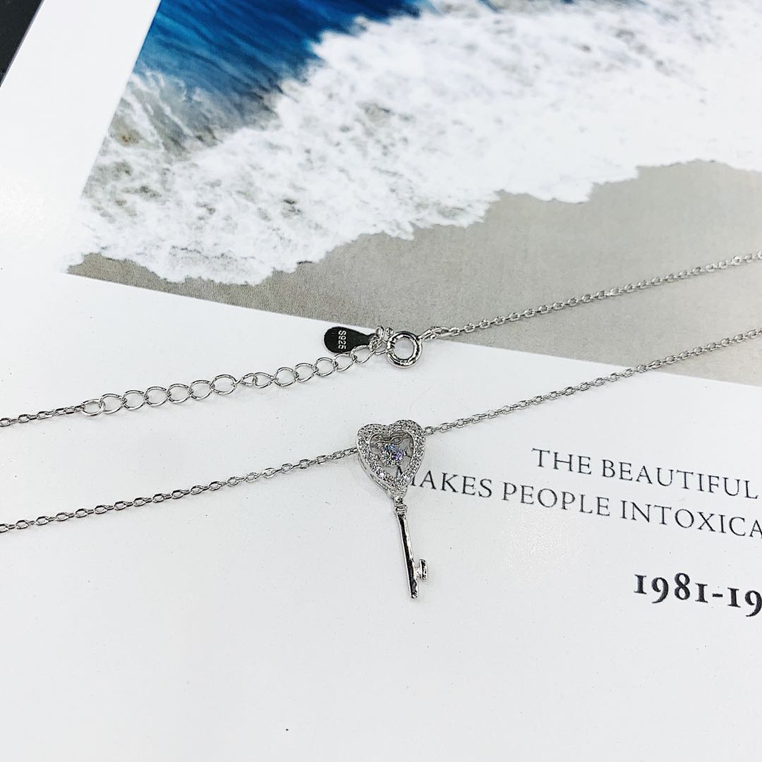 The s925 silver micro-encrusted full diamond dynamic key necklace does not fade and does not cause allergies Item Picture