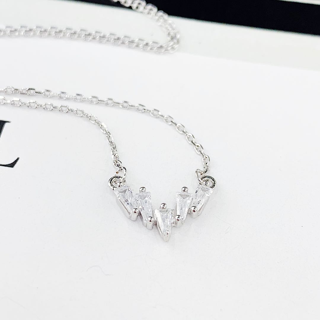 This is a 925 silver micro-inlaid diamond square large zircon V-shaped necklace that does not fade and does not cause allergies details Picture