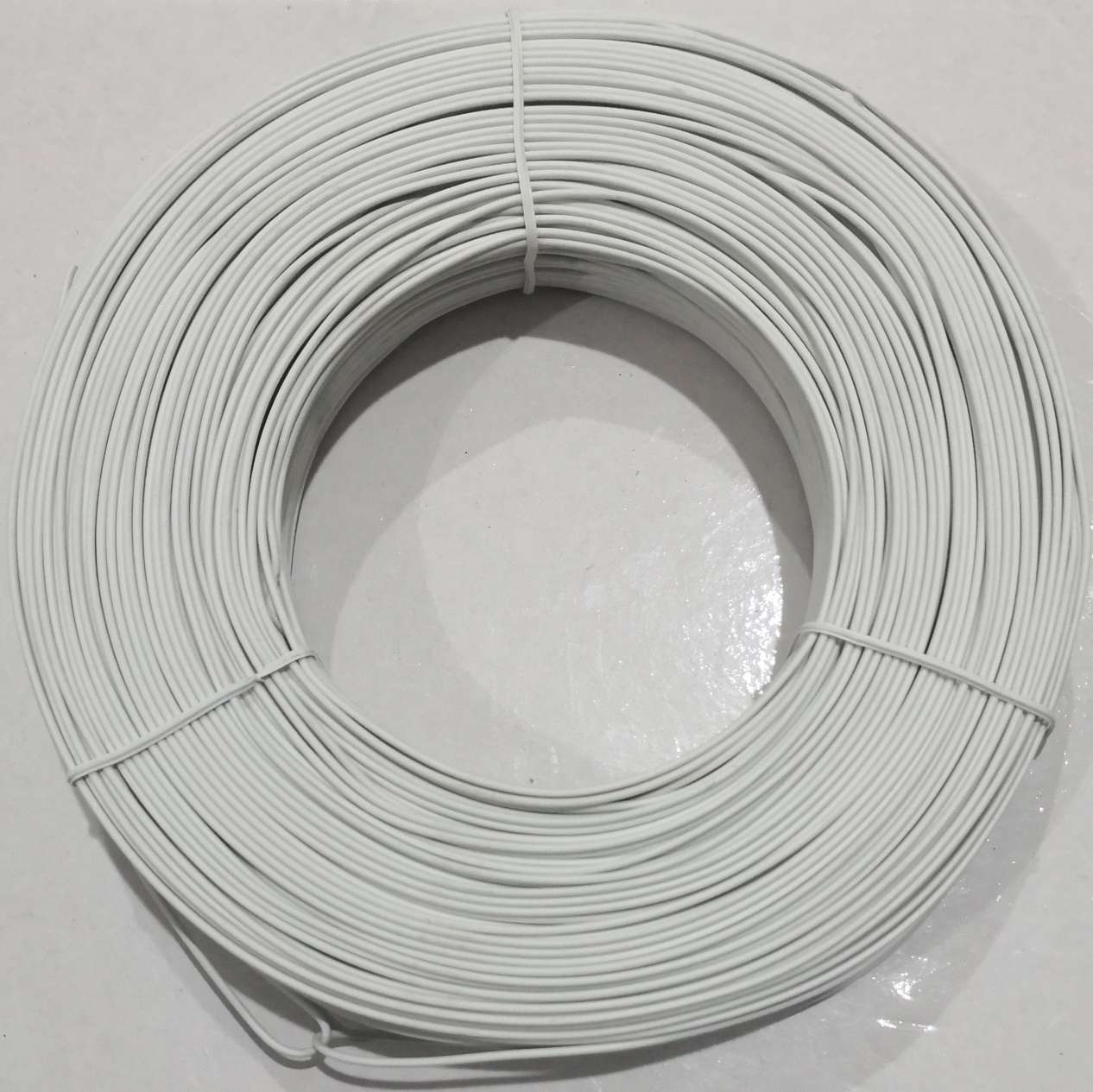 Electro-galvanized iron wire, wire binding, rubber-coated iron wire, wire binding tape, iron wire 1.2mm, rubber-coated 2.0mm, length about 180 meters, garden and gardening materials, suitable for setting up frames, binding, toy shapes Item Picture
