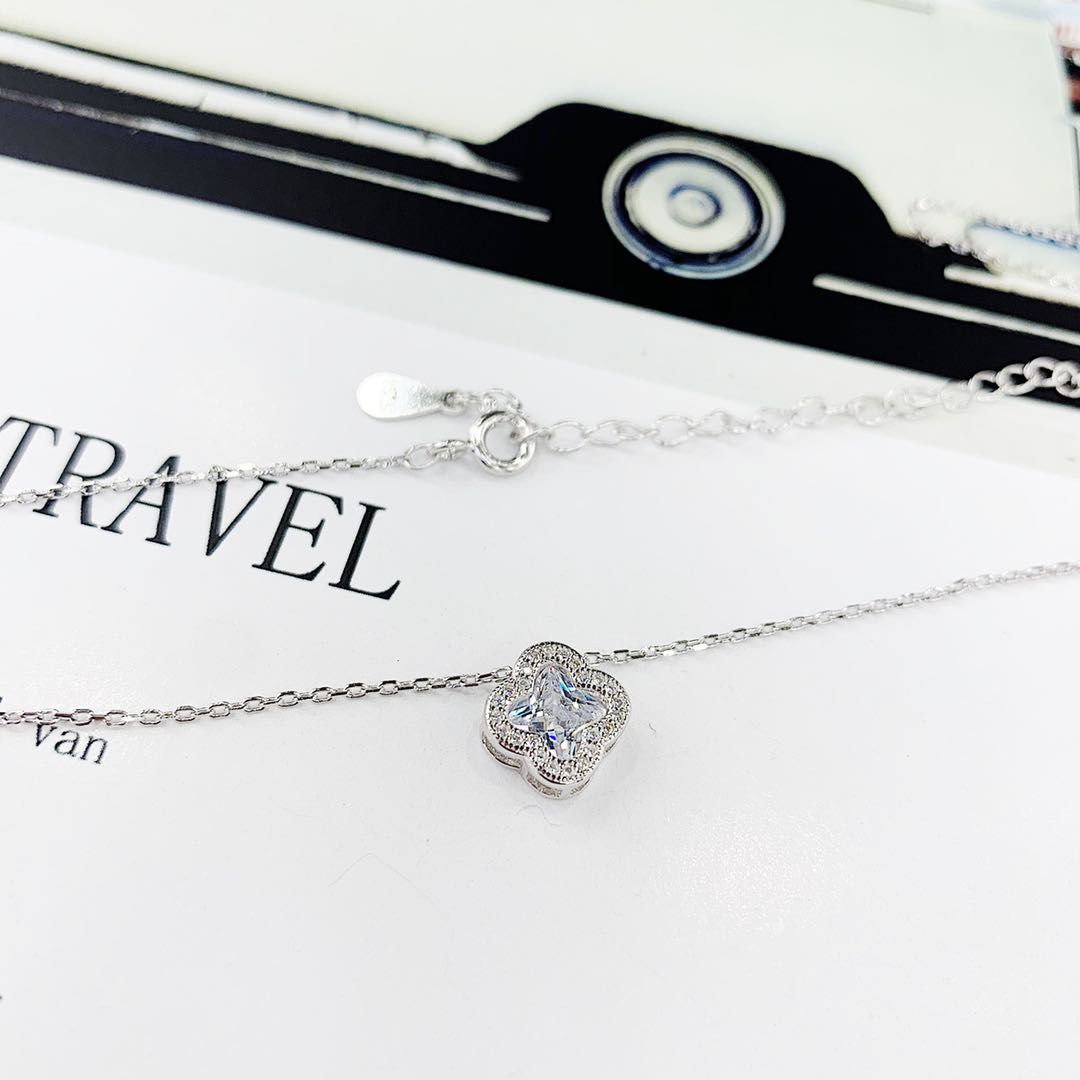 The s925 silver micro-inlaid large zircon four-leaf clover necklace does not fade and does not cause allergies Item Picture