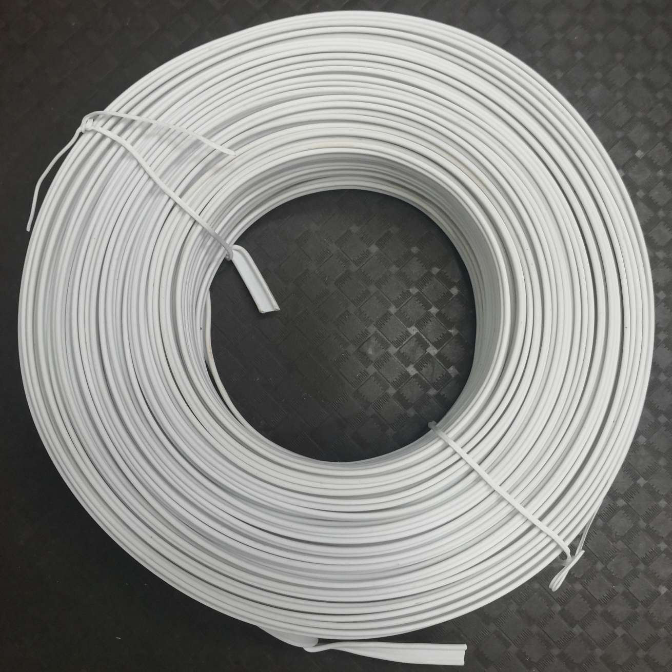 Double-core 7mm PVC-coated iron core, 0.9mm wide white edge, one roll, 85 meters, one large piece, 26 rolls, DIY clothing accessories, shaping strips, fixing strips Application Scenario