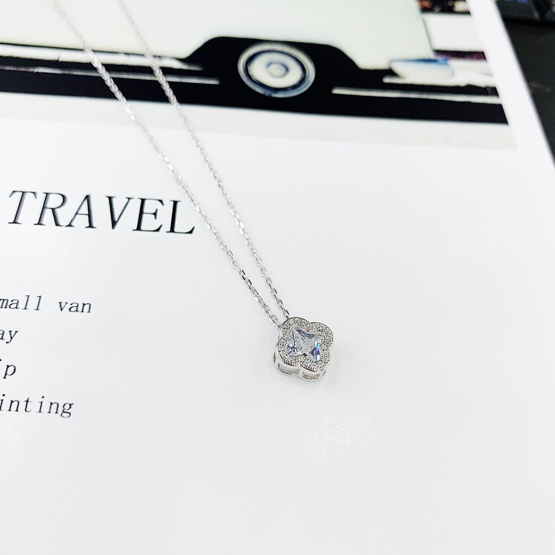 The s925 silver micro-inlaid large zircon four-leaf clover necklace does not fade and does not cause allergies Application Scenario