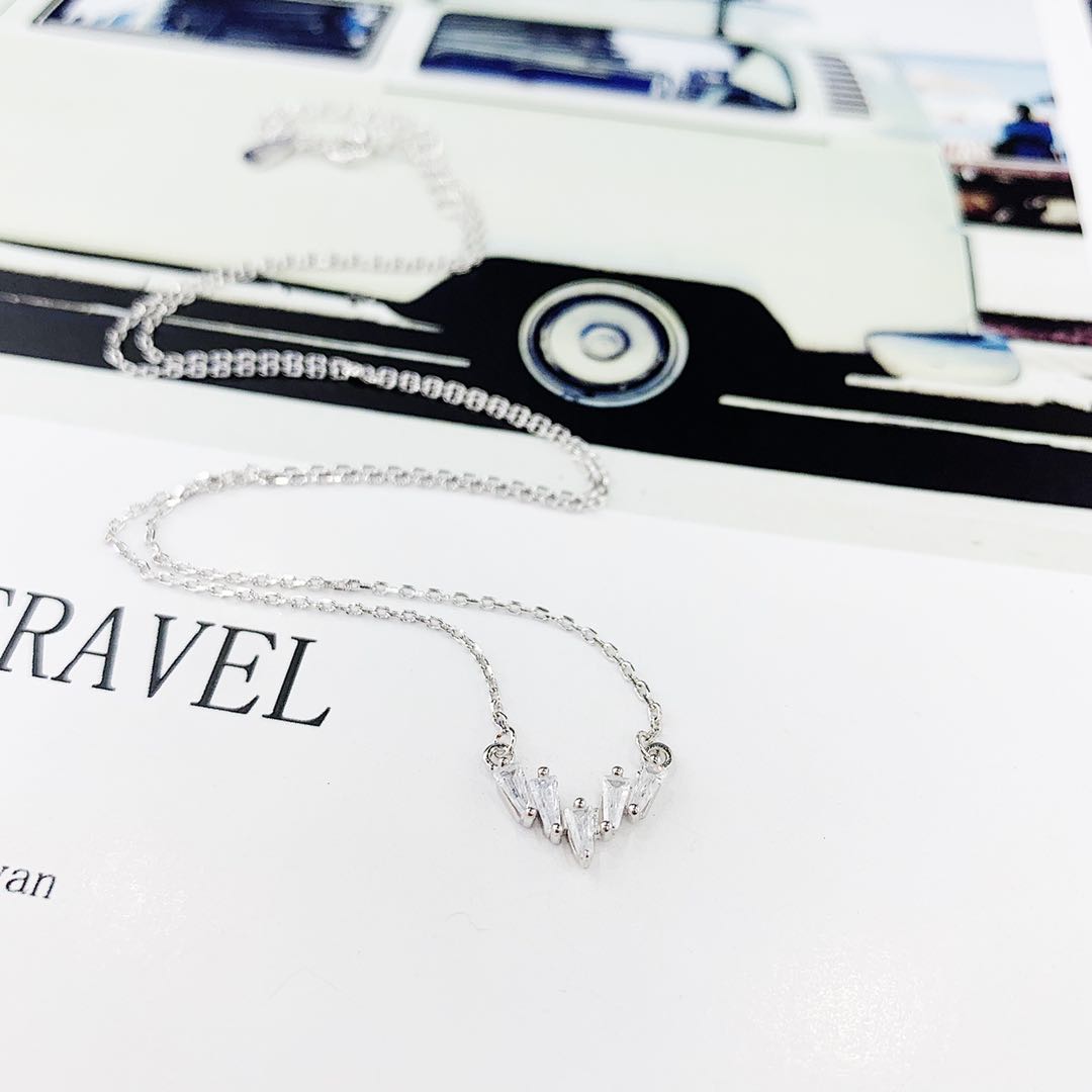 This is a 925 silver micro-inlaid diamond square large zircon V-shaped necklace that does not fade and does not cause allergies Item Picture