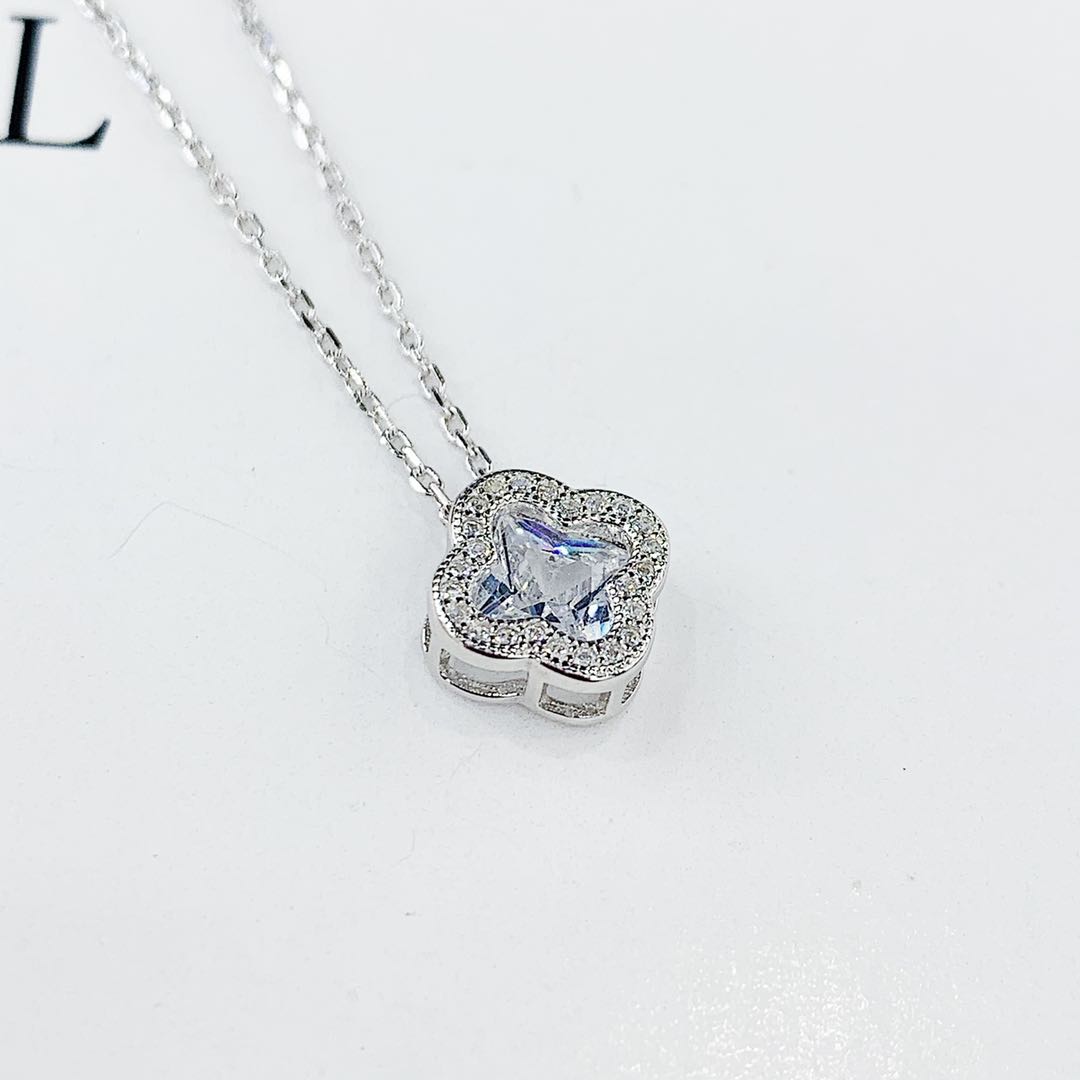 The s925 silver micro-inlaid large zircon four-leaf clover necklace does not fade and does not cause allergies Specification image