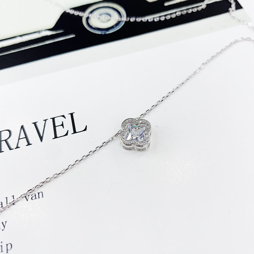 The s925 silver micro-inlaid large zircon four-leaf clover necklace does not fade and does not cause allergies undefined