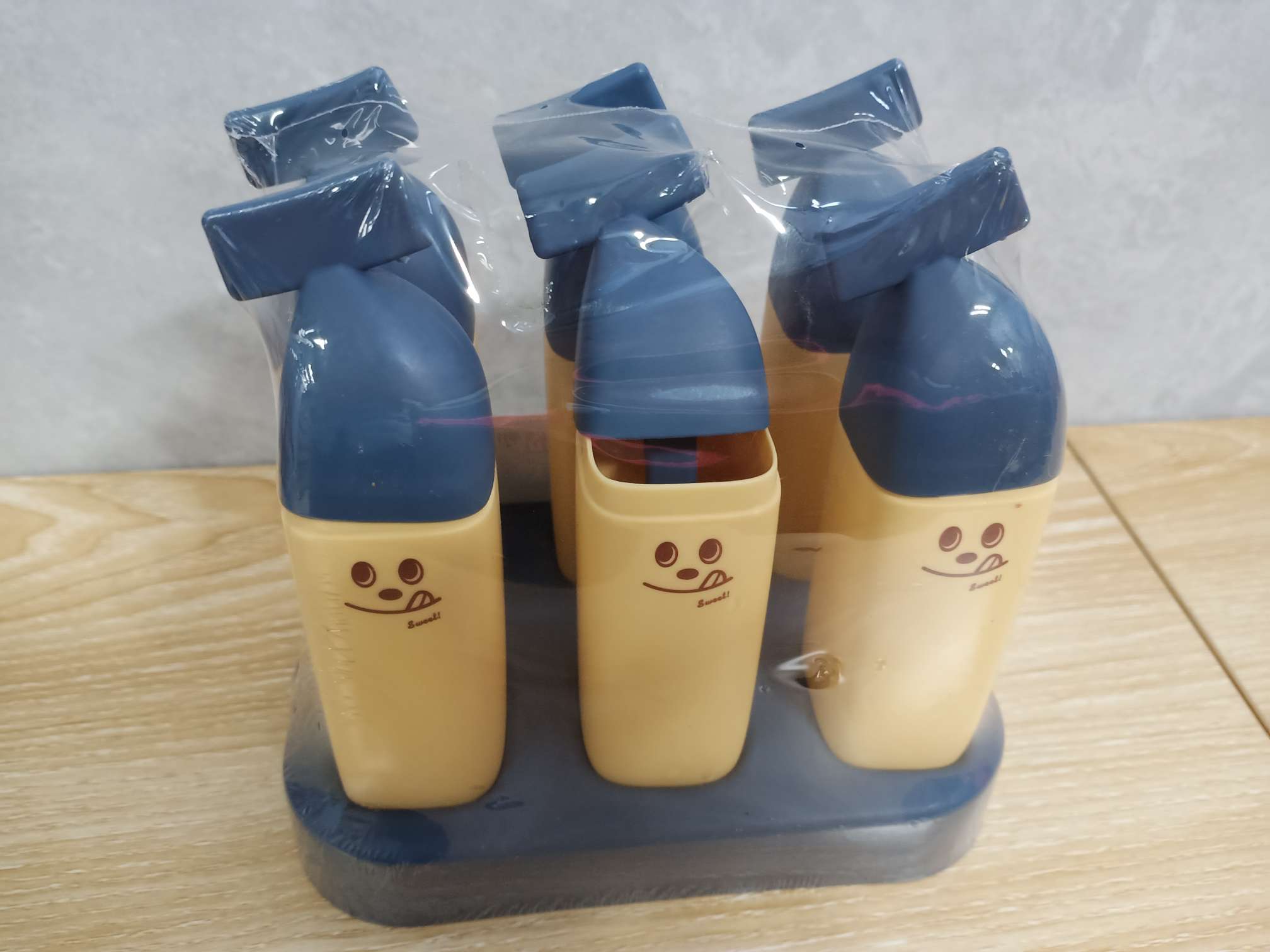 The store manager recommends Yiwu good goods Popsicle mold cold drink plastic products Plastic mold banana shape 6 sets full figure