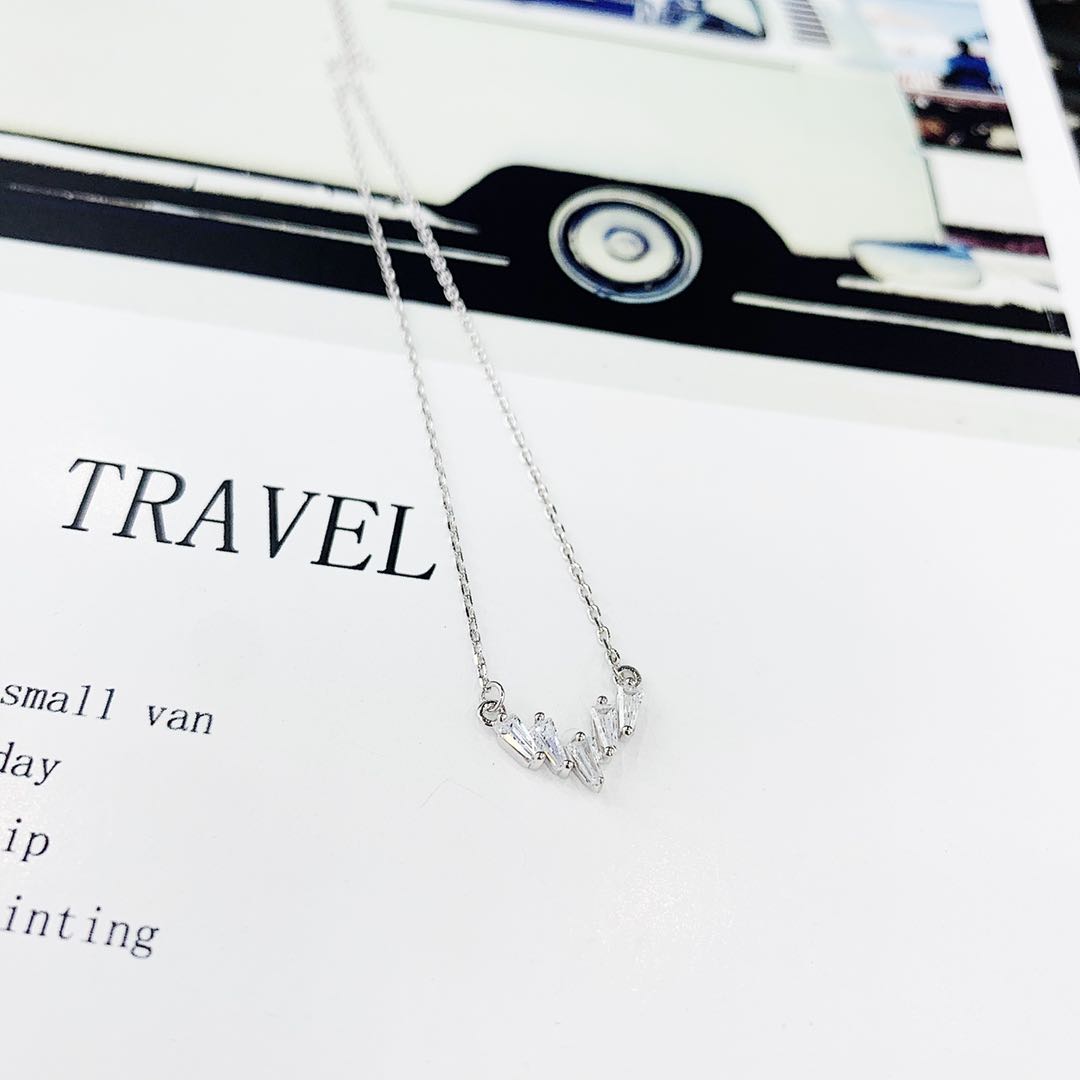 This is a 925 silver micro-inlaid diamond square large zircon V-shaped necklace that does not fade and does not cause allergies Application Scenario