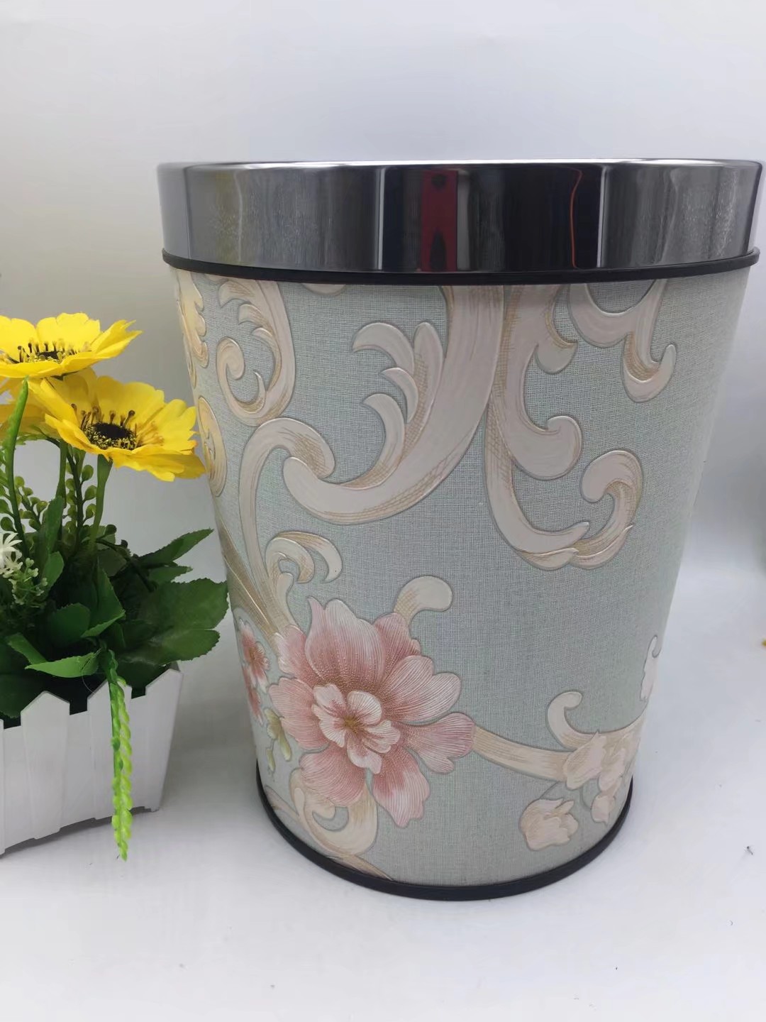 2922 Wall Cloth Trash Can