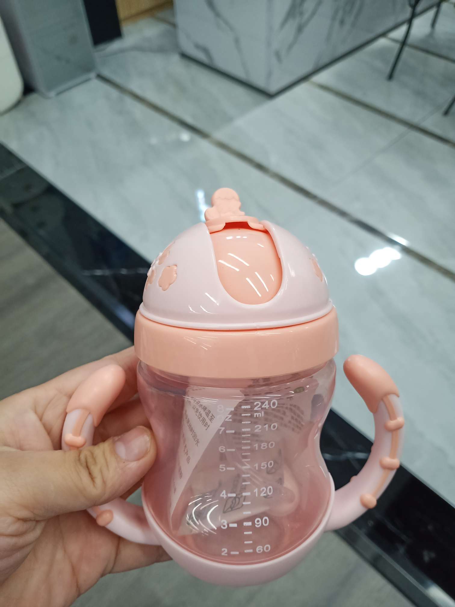 Children's cartoon shape environmental protection plastic water cup features handle swivel water cup full figure