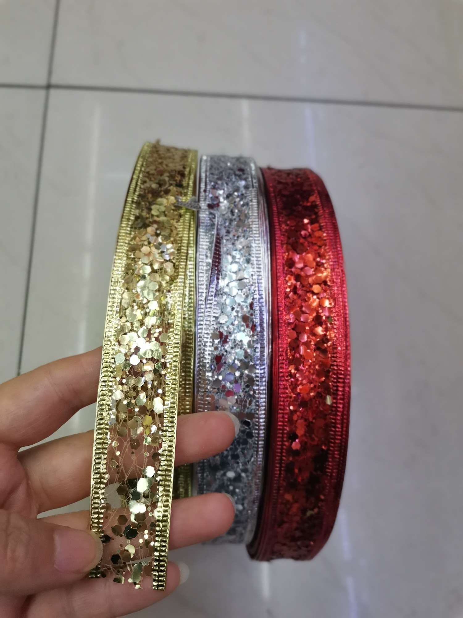 A 2.5CM* 3-size random net is scattered with large ribbons