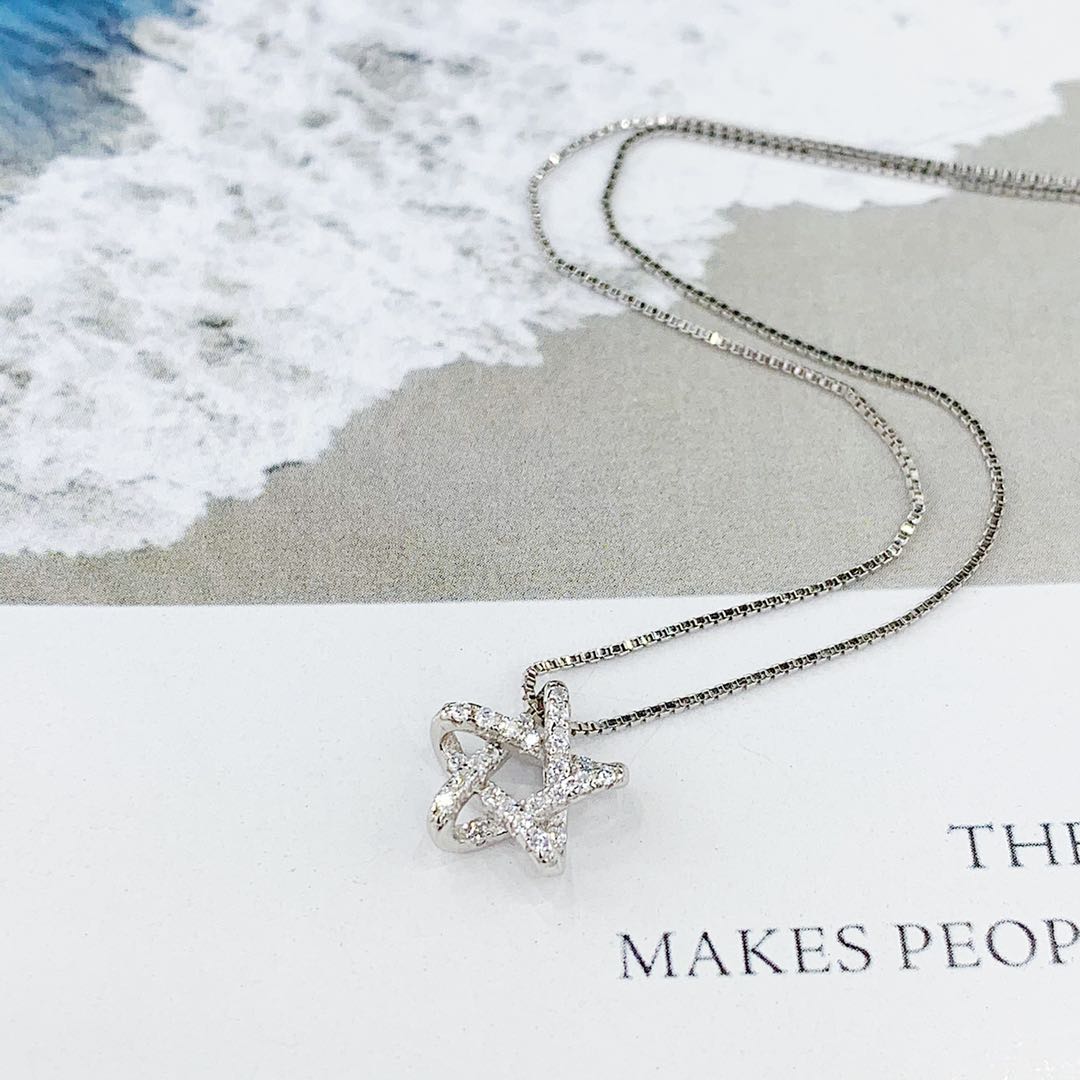 The s925 silver micro-studded five-pointed star necklace does not fade or cause allergies