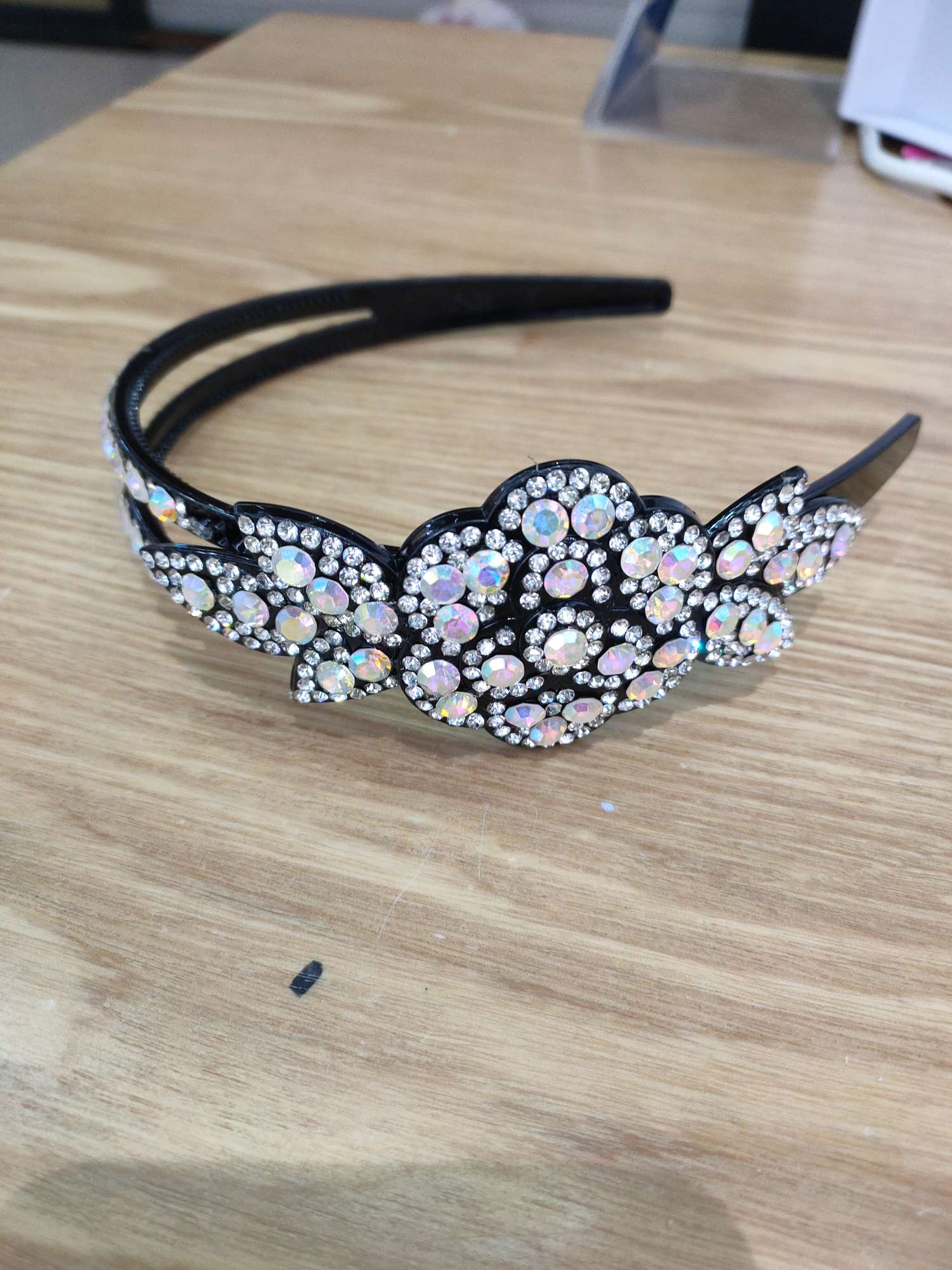 Crystal Female Head Buckle Two Rows Separate Large Flower Rhinestone White With Teeth Non-Slip Plastic Bottom Headband For Adults Specification drawing