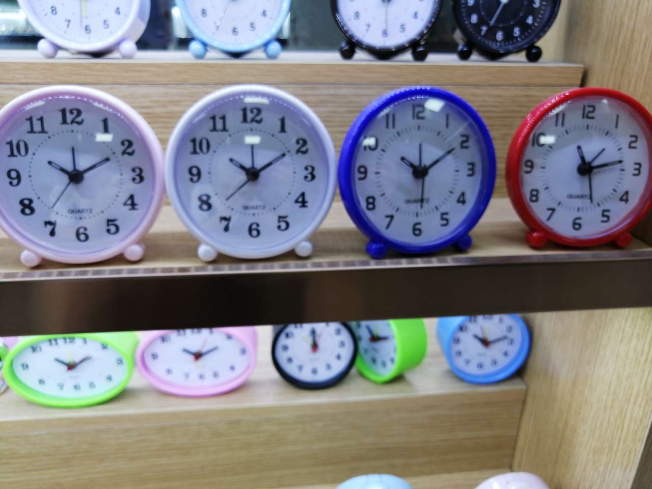 简单大方小闹钟产品图