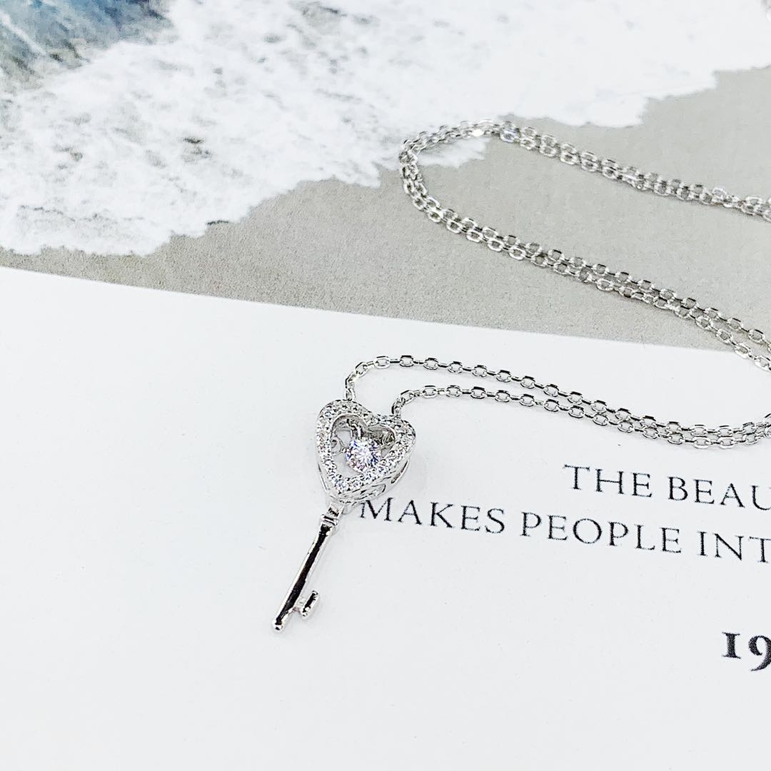 The s925 silver micro-encrusted full diamond dynamic key necklace does not fade and does not cause allergies