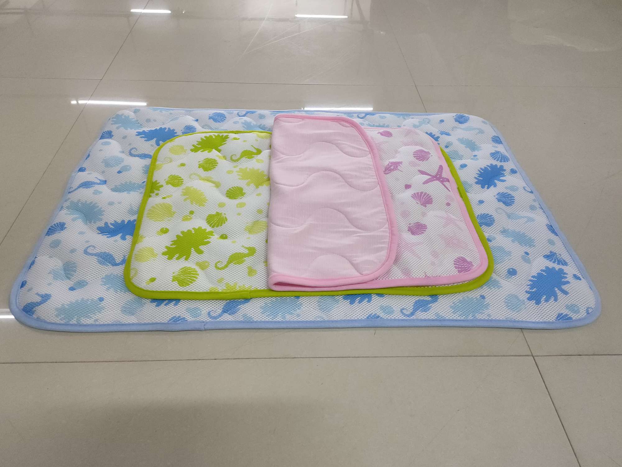 New cool and refreshing ice silk cat products, dog teddy, VIP, Corgi and other small and medium-sized dog and kitten pet blankets, factory direct sales Specification image