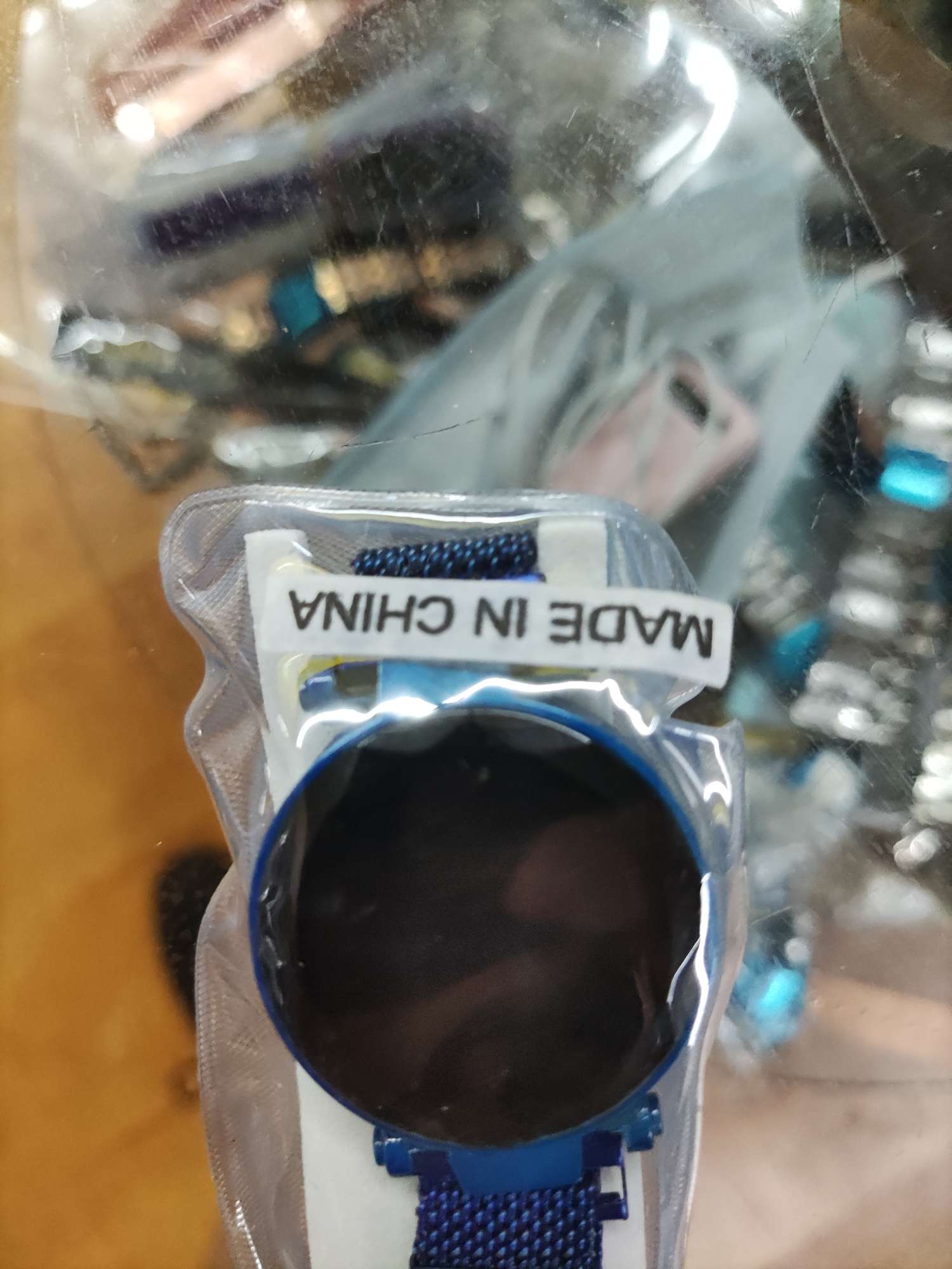 A narrow-bezel blue electronic watch Specification image