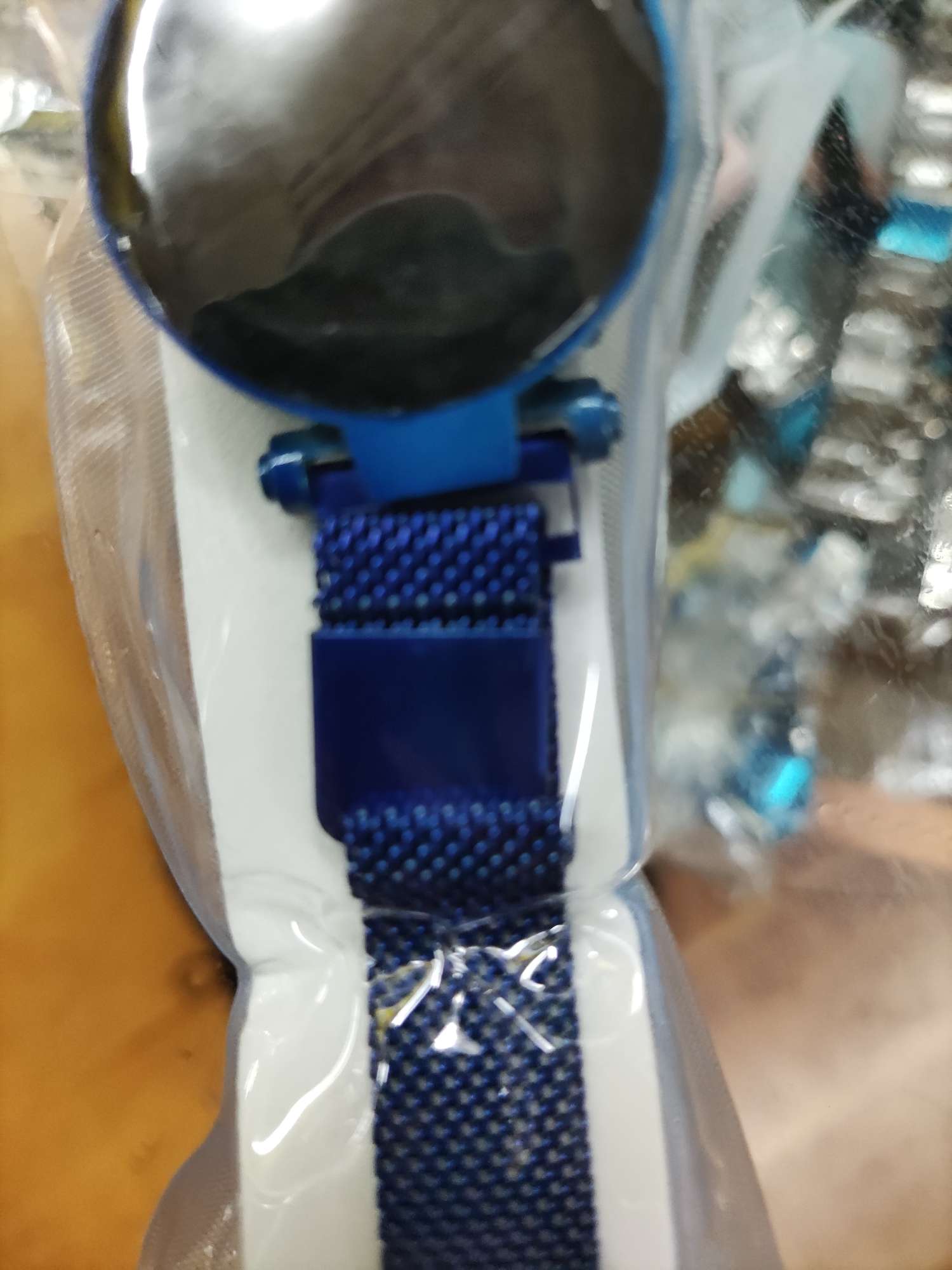 A narrow-bezel blue electronic watch details Picture