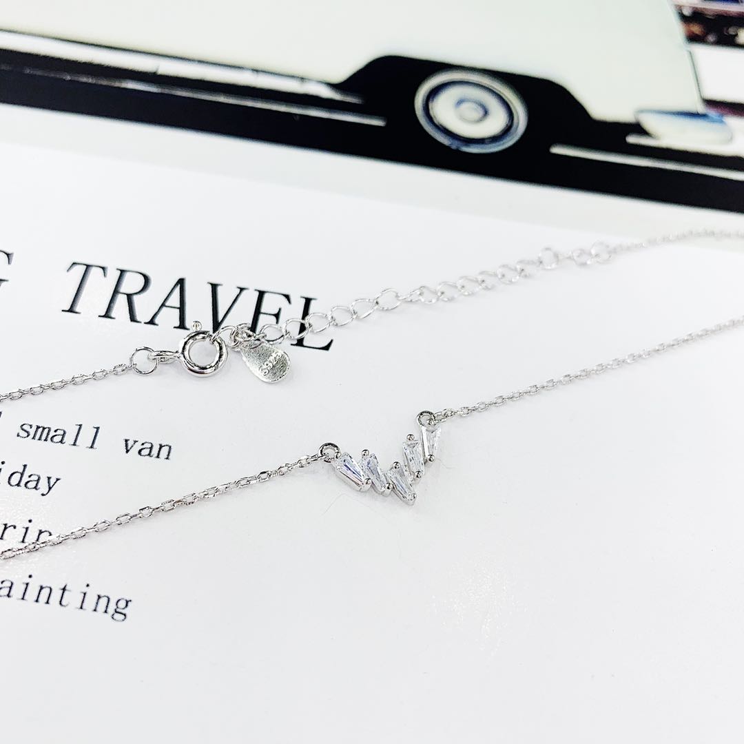 This is a 925 silver micro-inlaid diamond square large zircon V-shaped necklace that does not fade and does not cause allergies Specification image