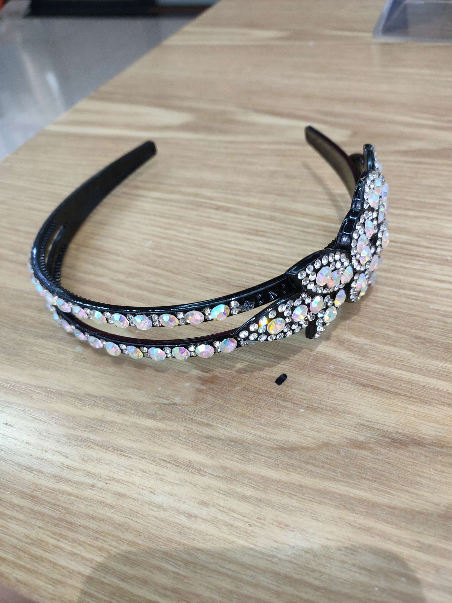 Crystal Female Head Buckle Two Rows Separate Large Flower Rhinestone White With Teeth Non-Slip Plastic Bottom Headband For Adults Application Scenario
