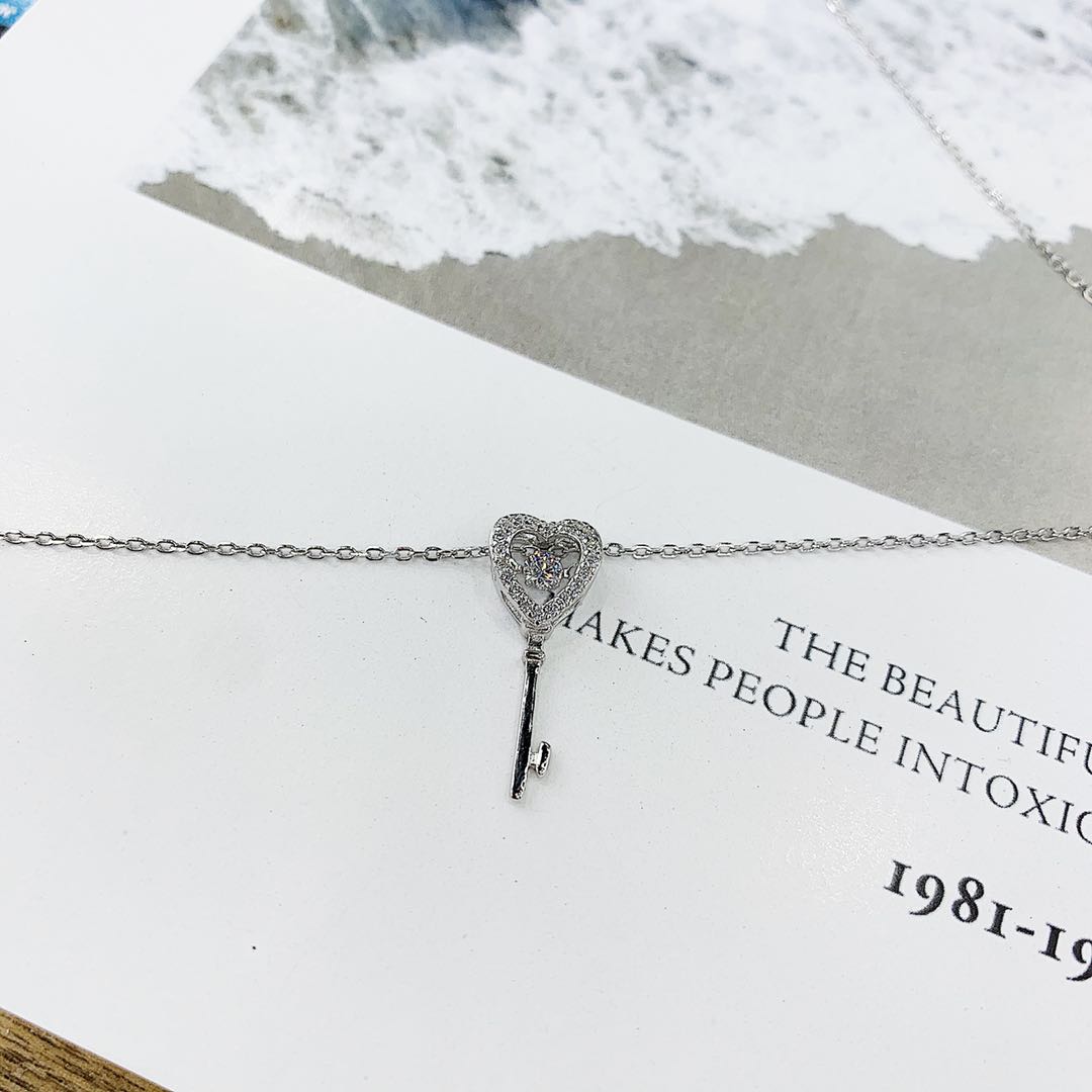 The s925 silver micro-encrusted full diamond dynamic key necklace does not fade and does not cause allergies Specification image