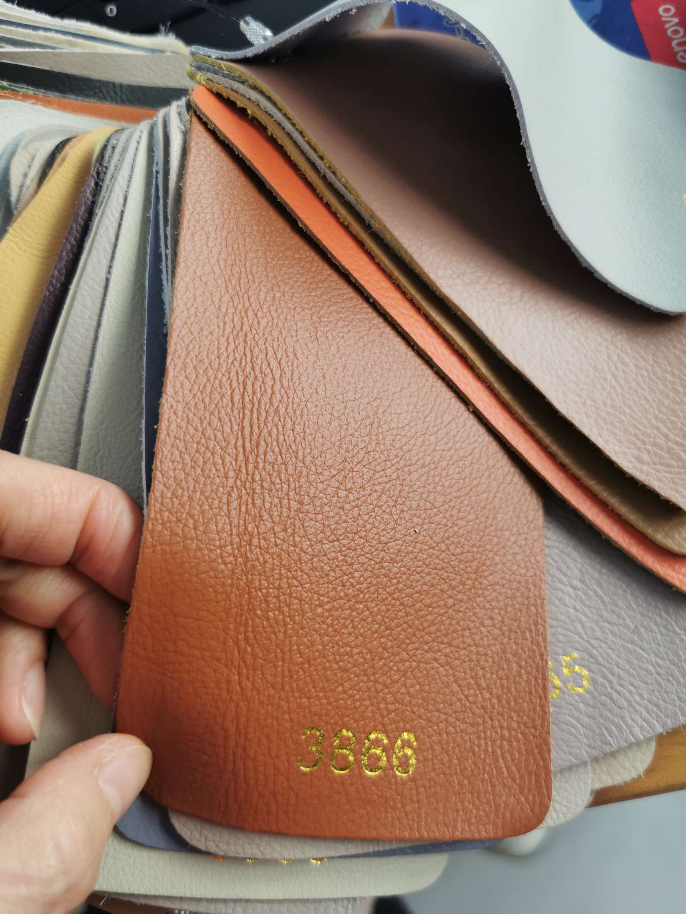 Leather cowhide head layer leather sofa leather fabric manufacturers direct sales