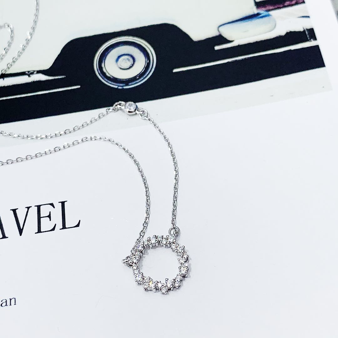 The s925 silver micro-inlaid diamond round microwave necklace does not fade and does not cause allergies