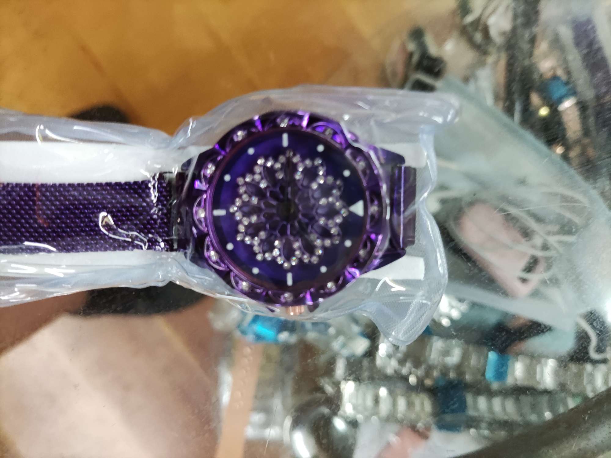 Виолетта крутит часы