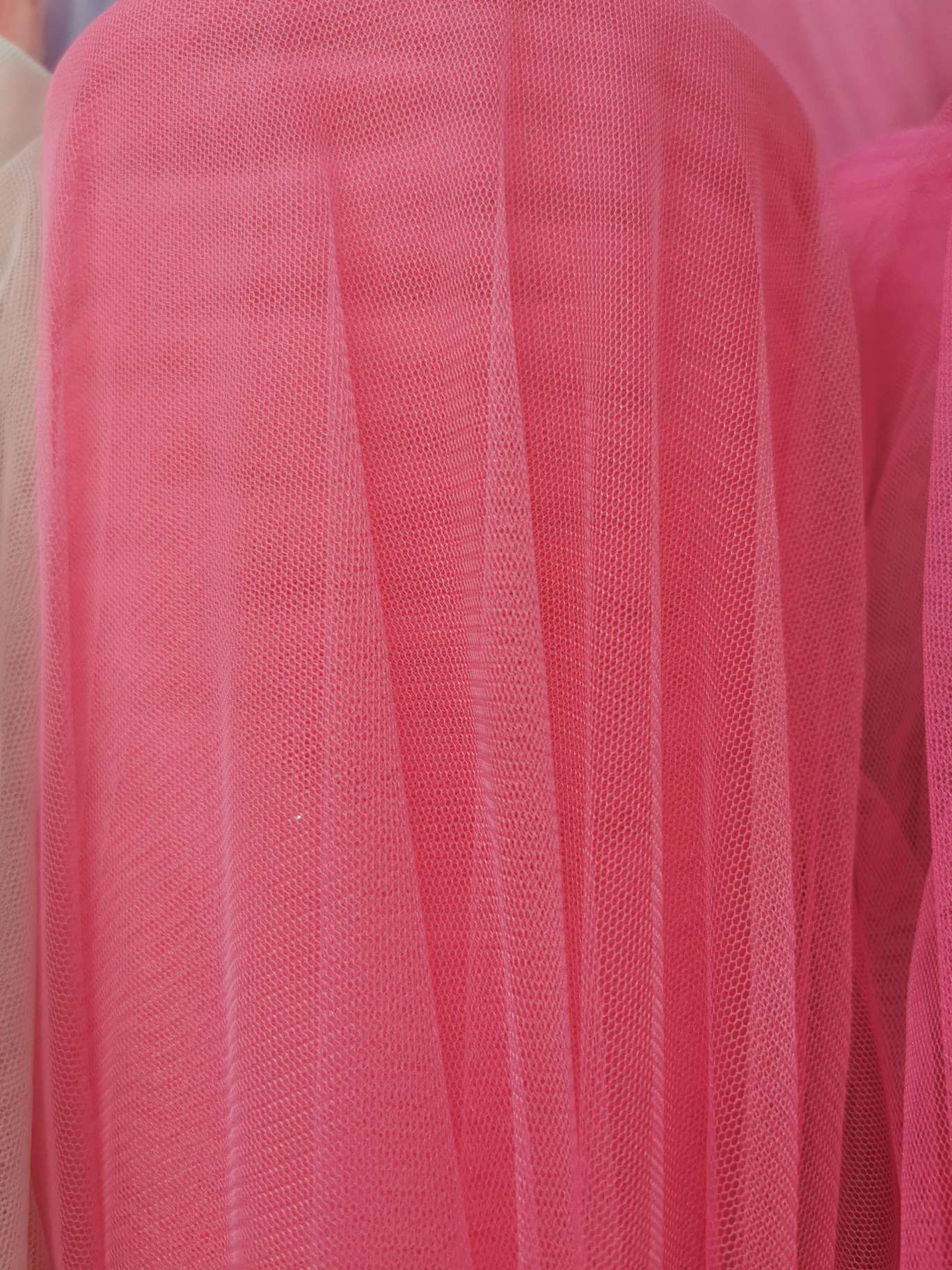 婚纱网纱公主裙头饰服装背景图片玫红